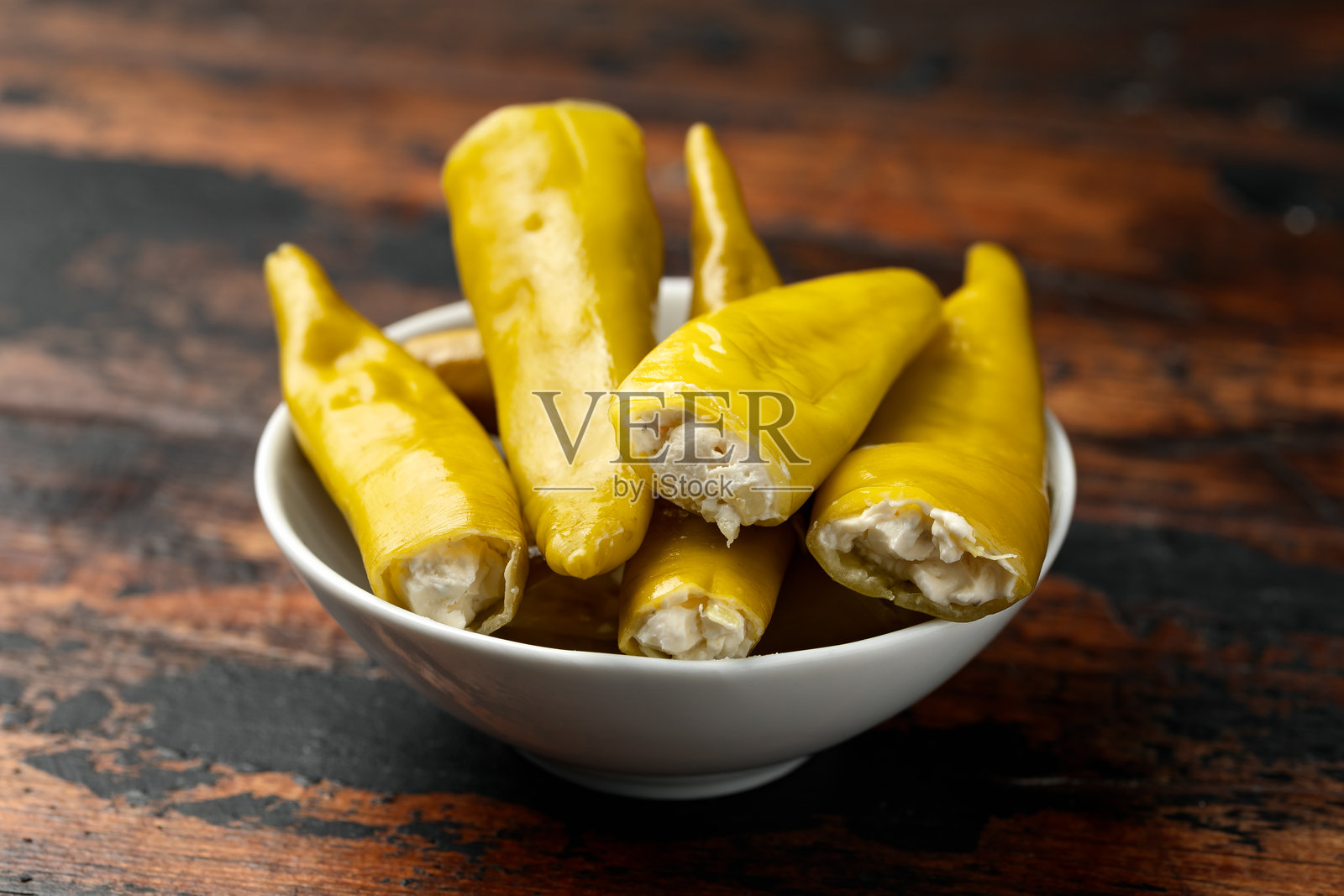 填充奶酪的青椒。开胃菜，食物。照片摄影图片