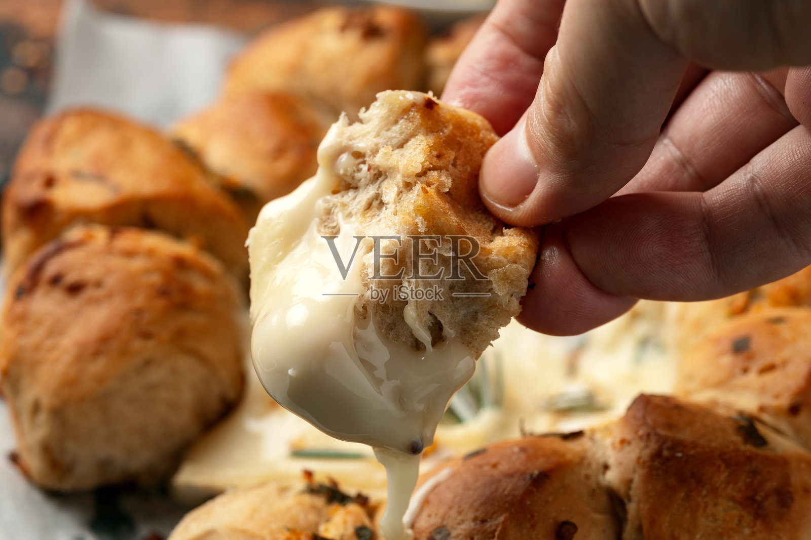 烤卡门贝尔奶酪配洋葱面包照片摄影图片