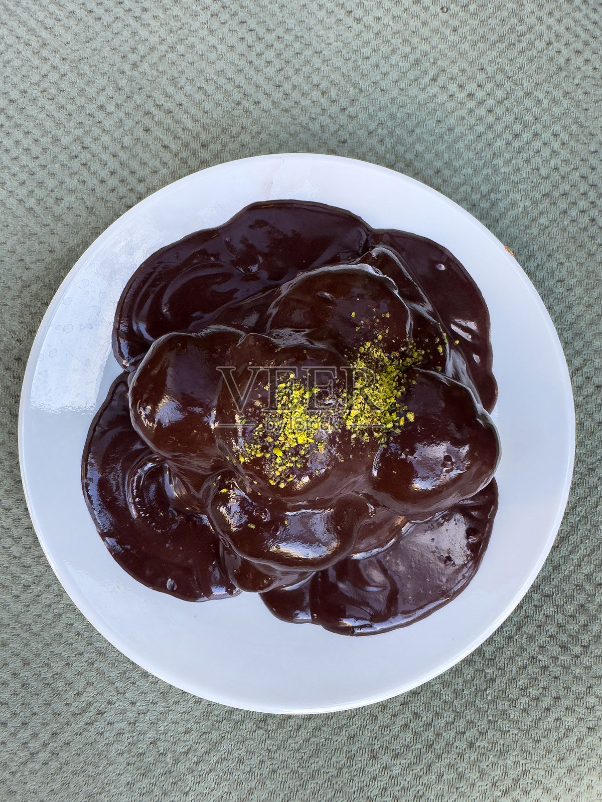 巧克力酱开心果泡芙甜点照片摄影图片