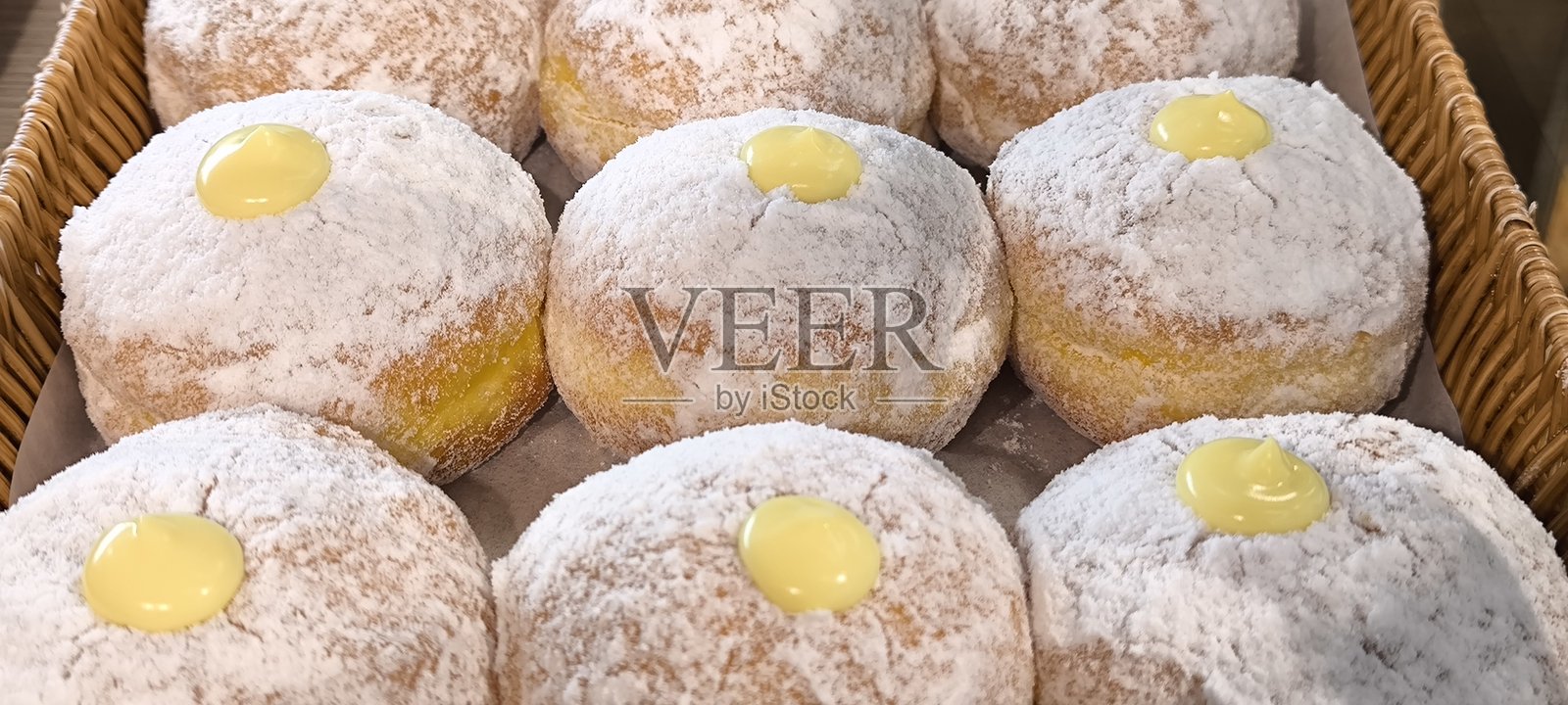 甜甜圈的质地类似蛋糕，呈圆形。照片摄影图片