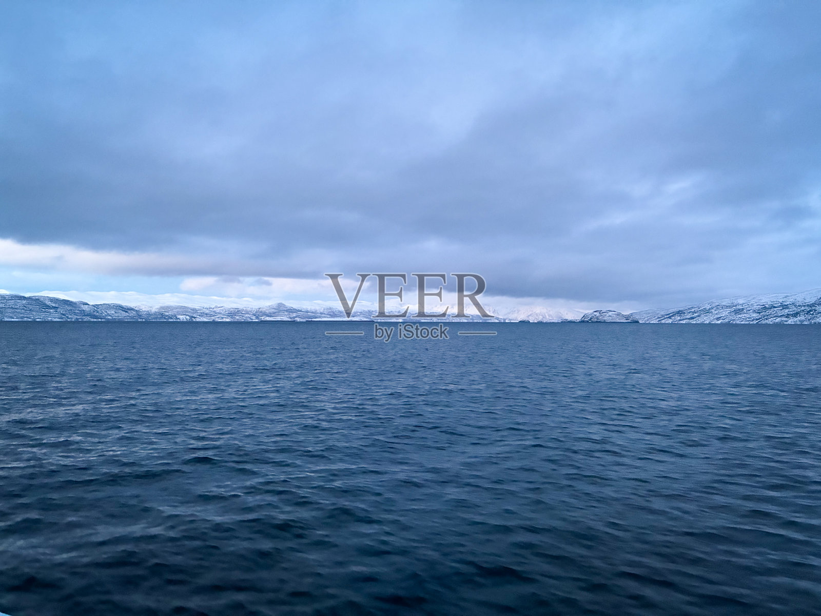 满月下的挪威峡湾照片摄影图片