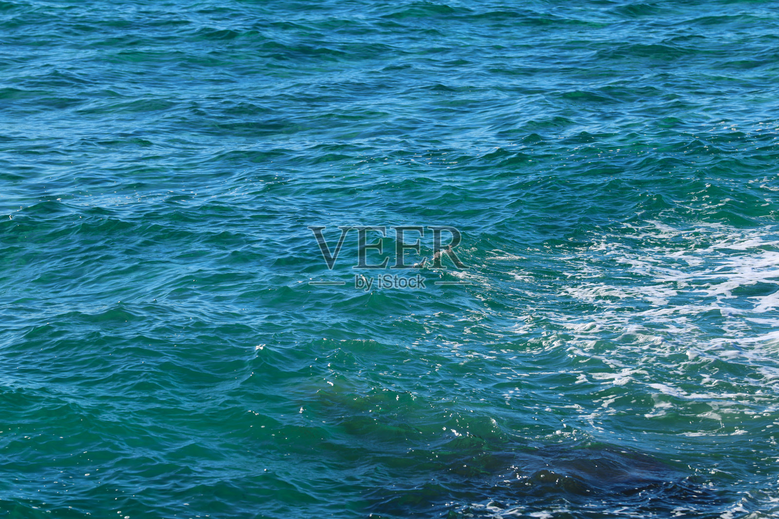 海边的沙滩，伴随着海浪的泡沫和飞溅照片摄影图片