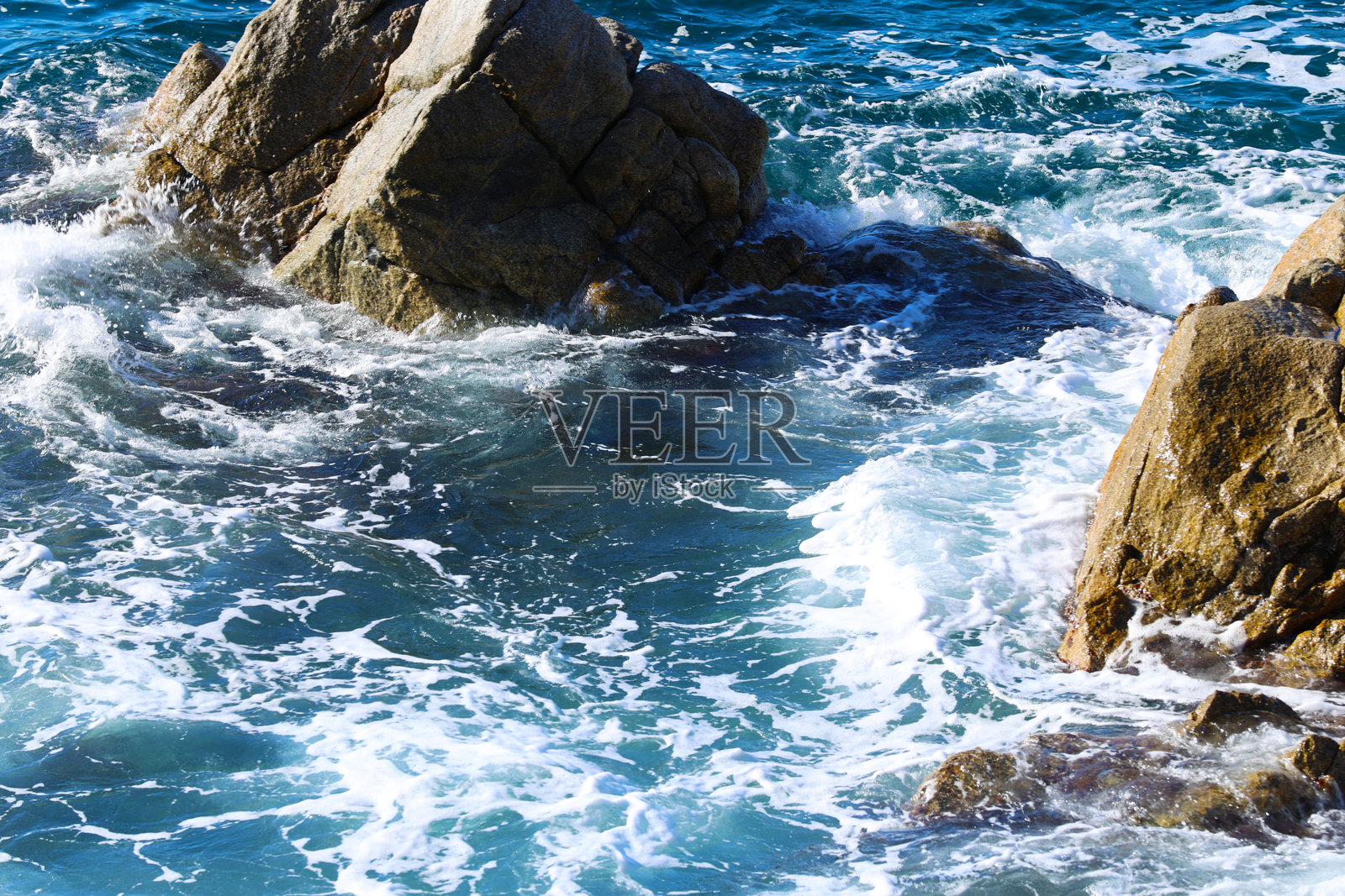 海边的沙滩，伴着海浪的泡沫和飞溅的水花照片摄影图片