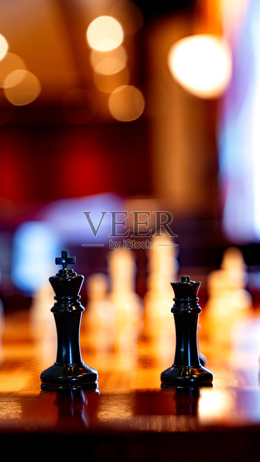 咖啡馆棋盘上的国际象棋王后和国王棋子照片摄影图片