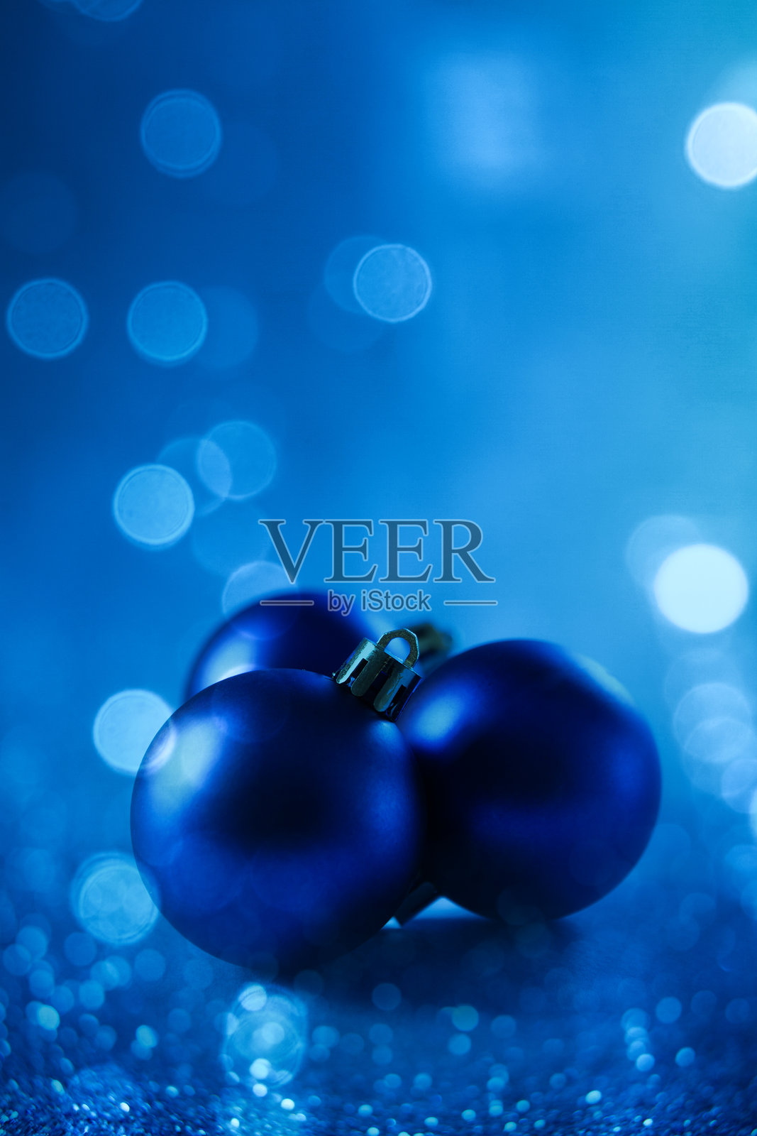 蓝色背景上的蓝色圣诞装饰，带有留白空间照片摄影图片