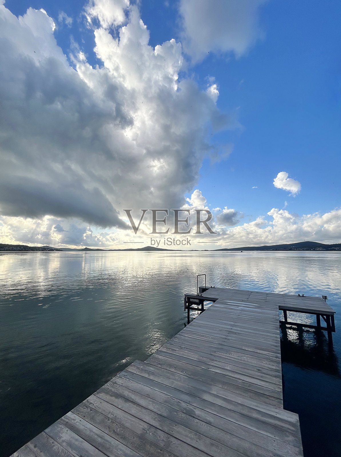 宁静的爱琴海美景，带有木制码头照片摄影图片