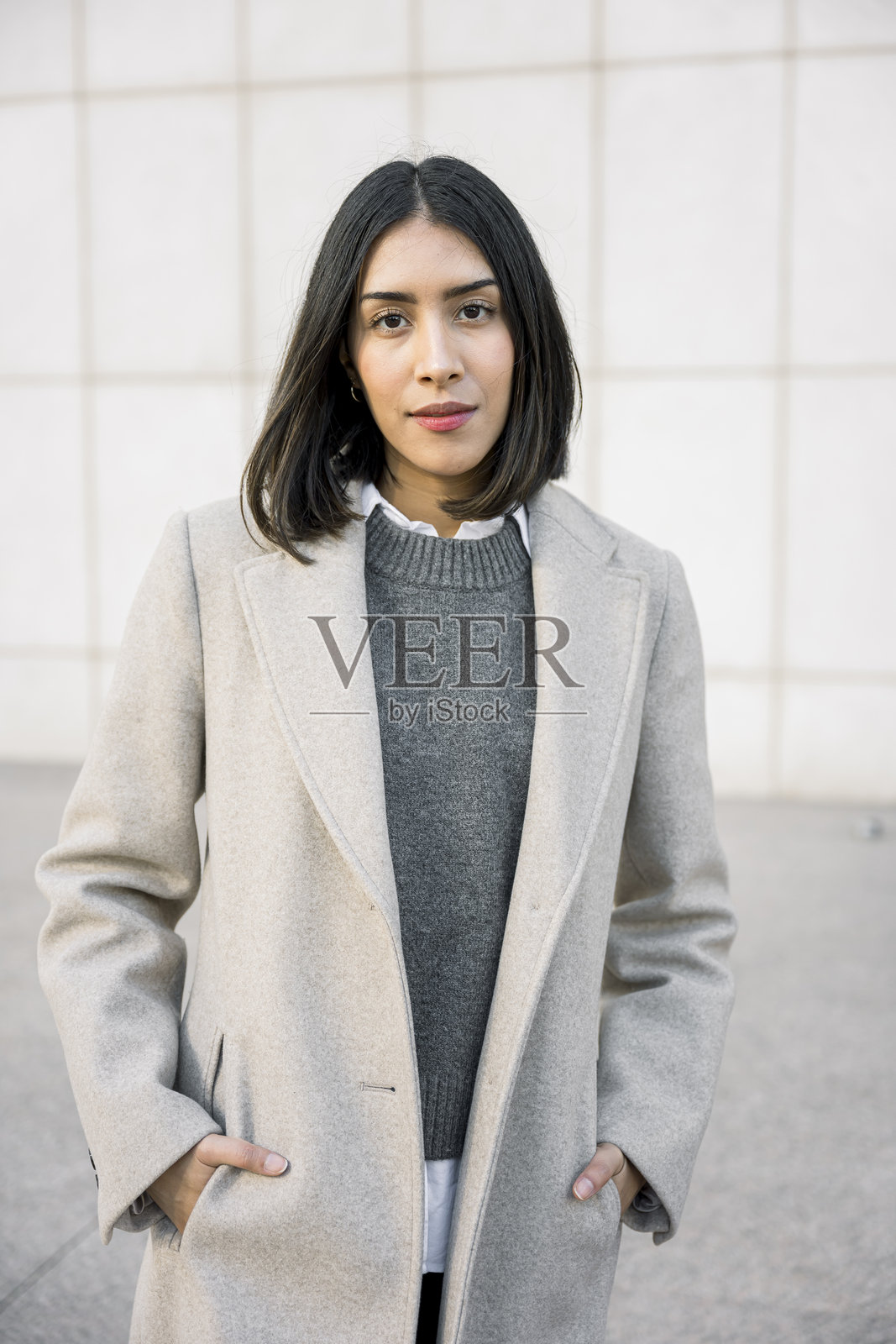 年轻女性在户外穿着冬季时尚服装站立照片摄影图片