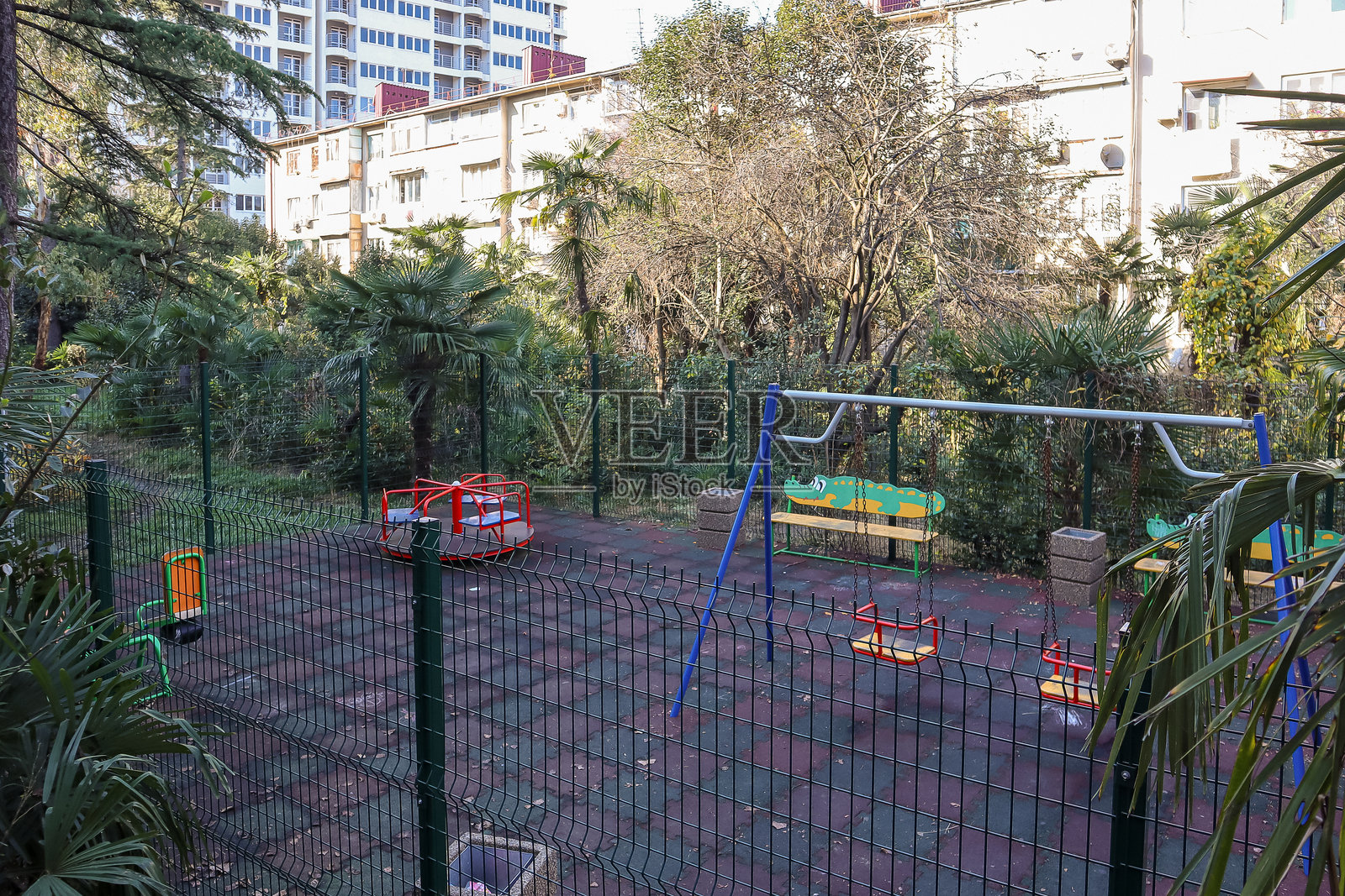 带有围栏的城市绿地空旷的游乐场照片摄影图片