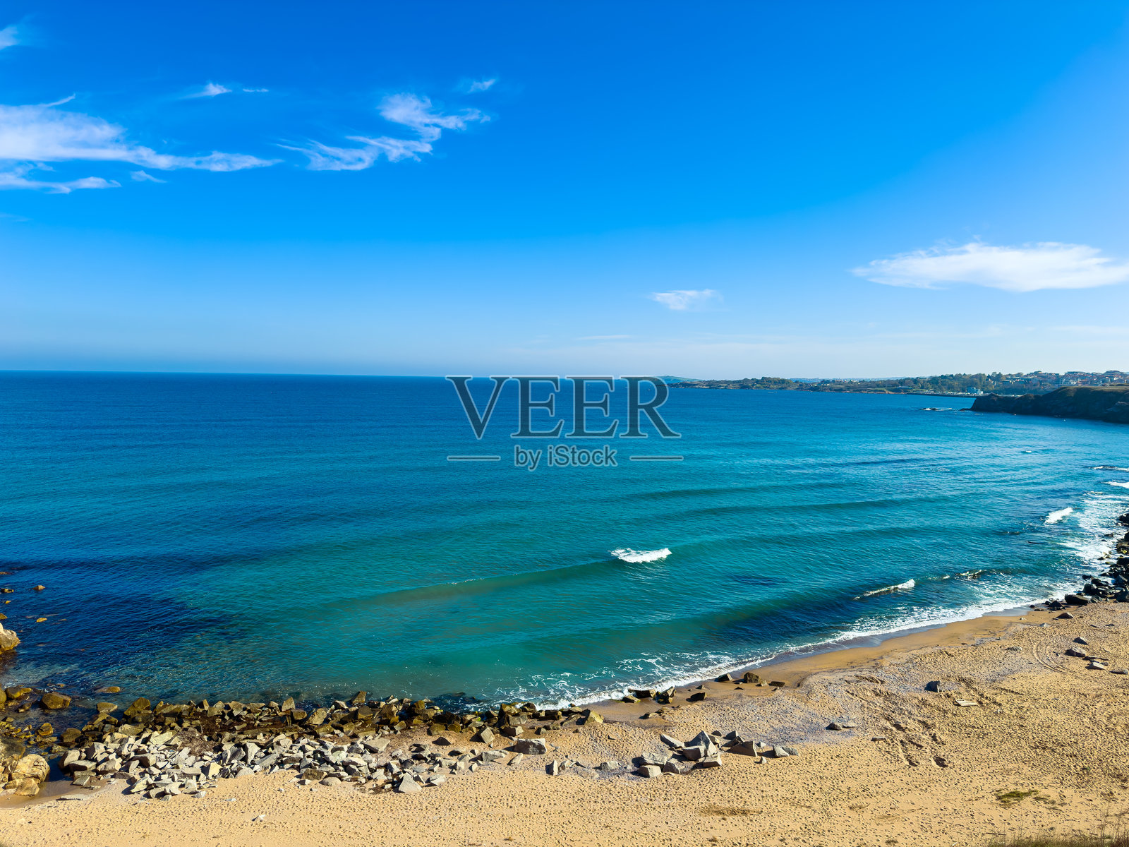 白天，海滨地区美丽的海滩，清澈的海水和海浪在蓝天下翻腾照片摄影图片