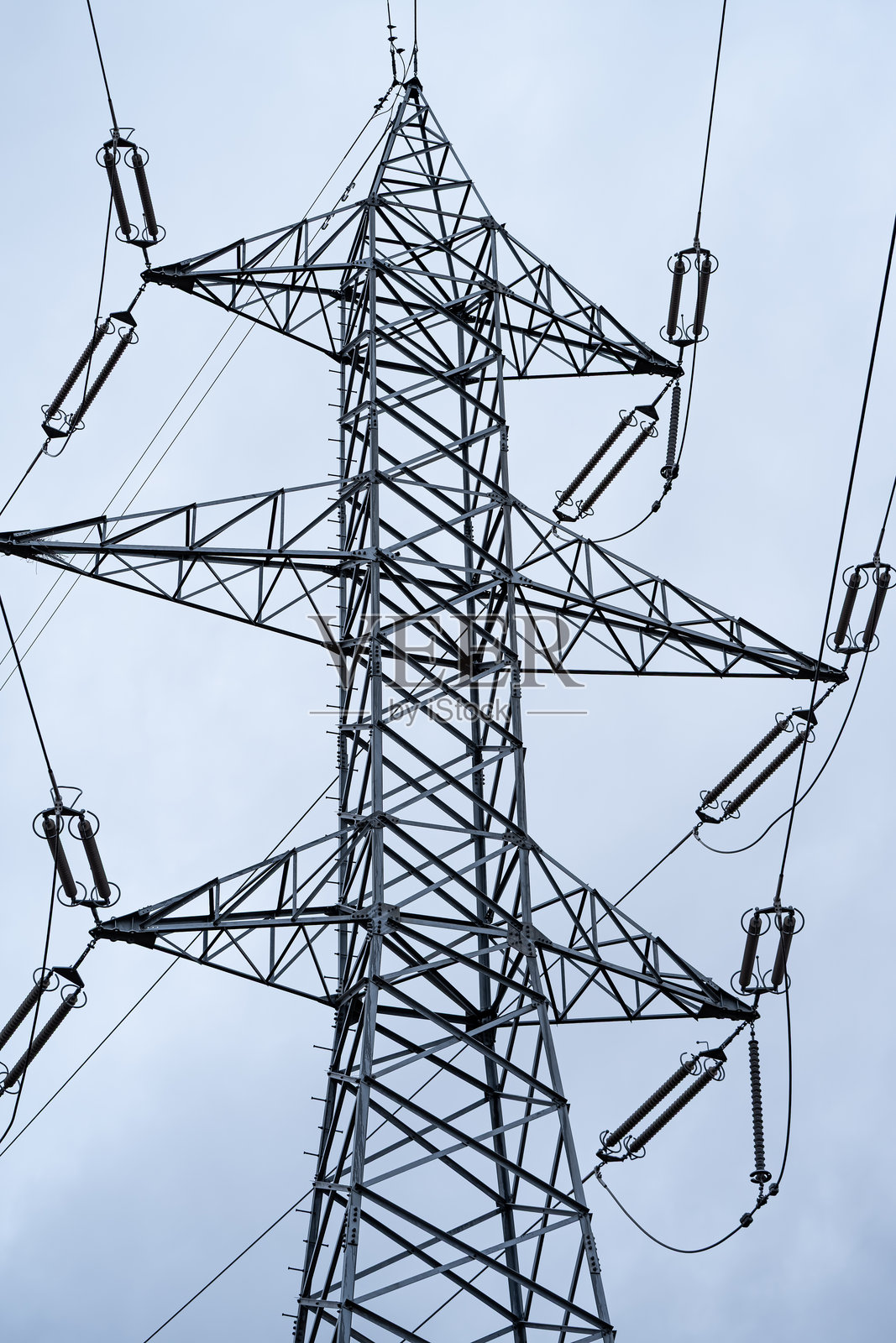 高压电线旁边的变电站。西班牙电网的输电塔。照片摄影图片