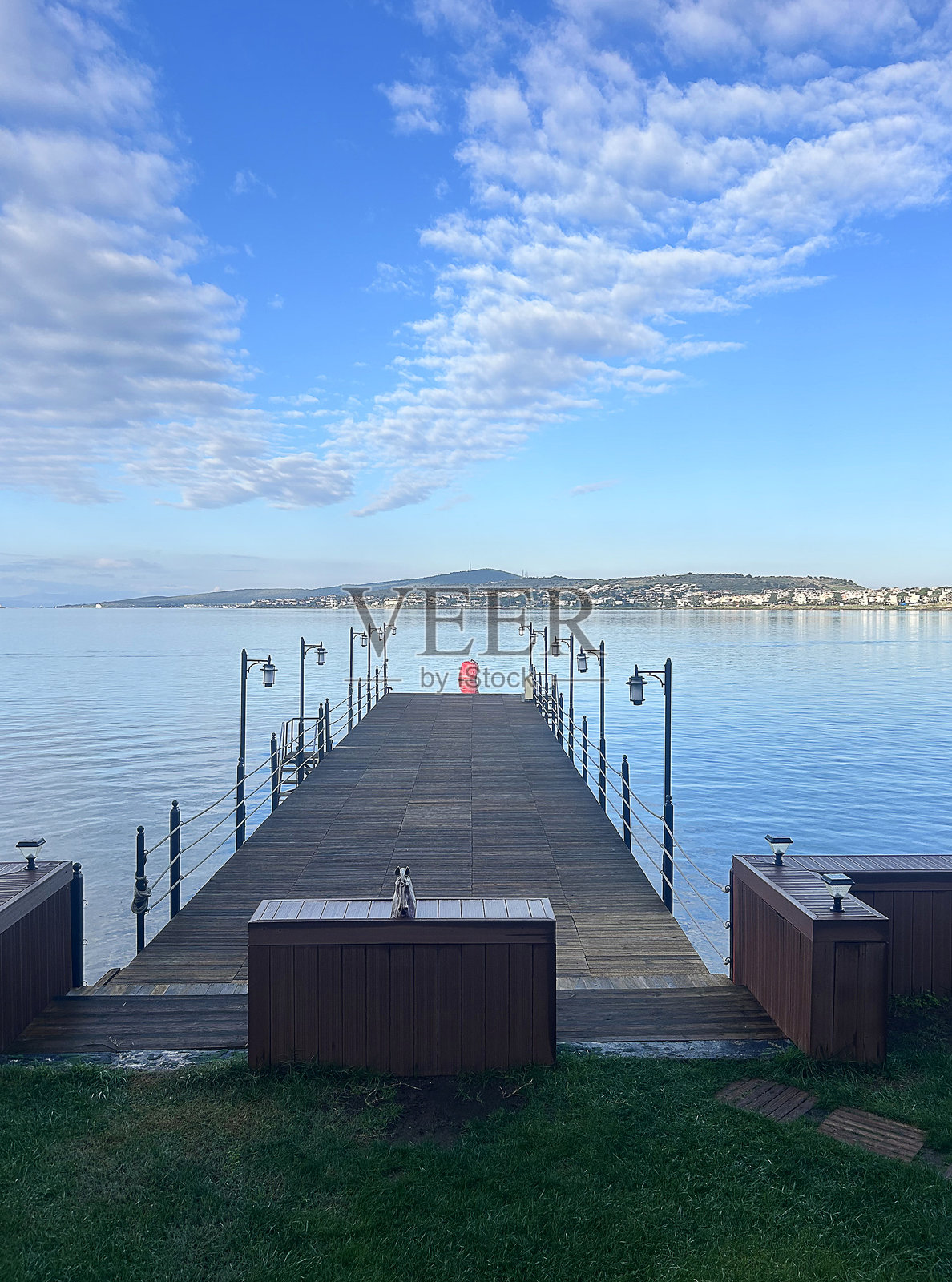 宁静美丽的爱琴海海景，配有木质码头照片摄影图片