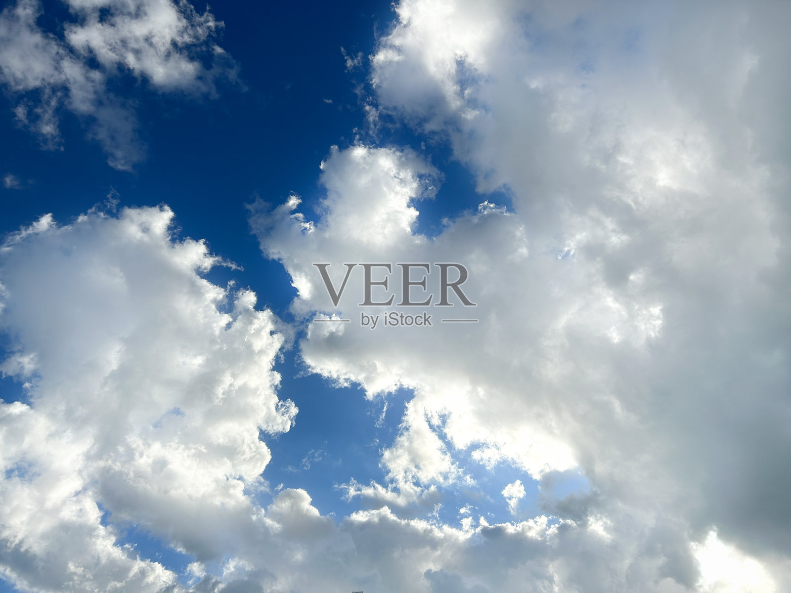 加勒比海湛蓝的天空，点缀着夏日白云，并留有复制空间照片摄影图片