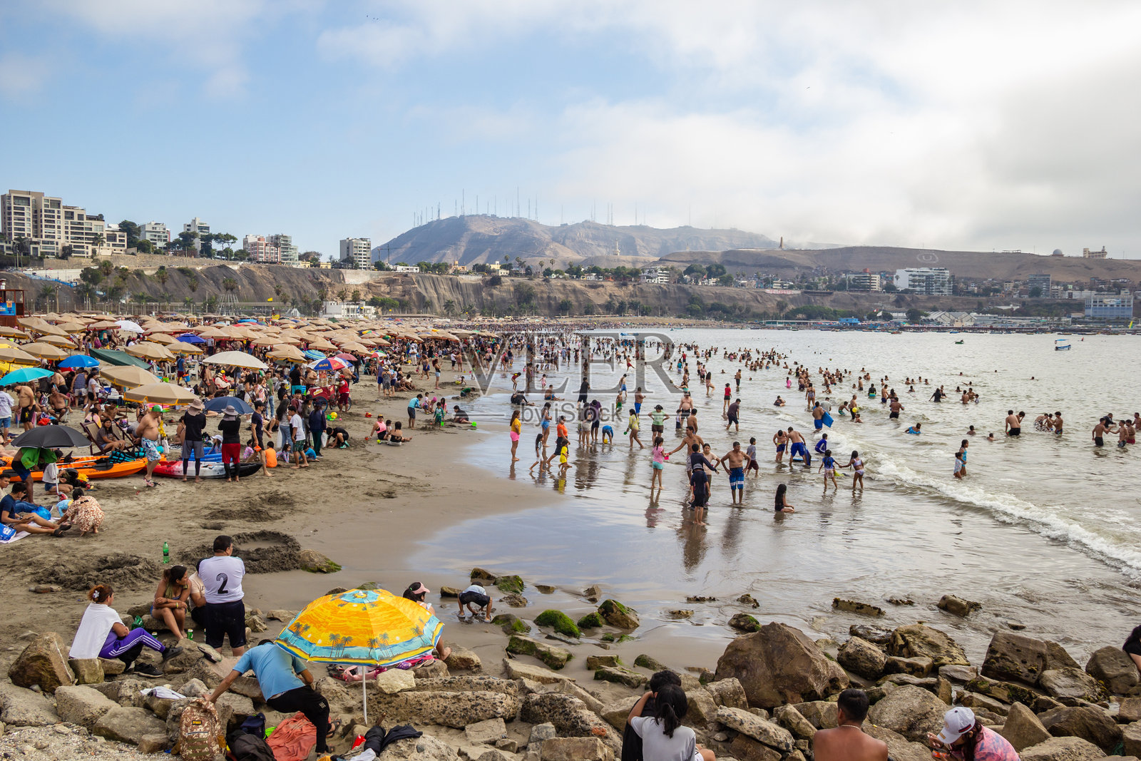 夏季,在利马丘里略区阿瓜杜尔塞海滩照片摄影图片