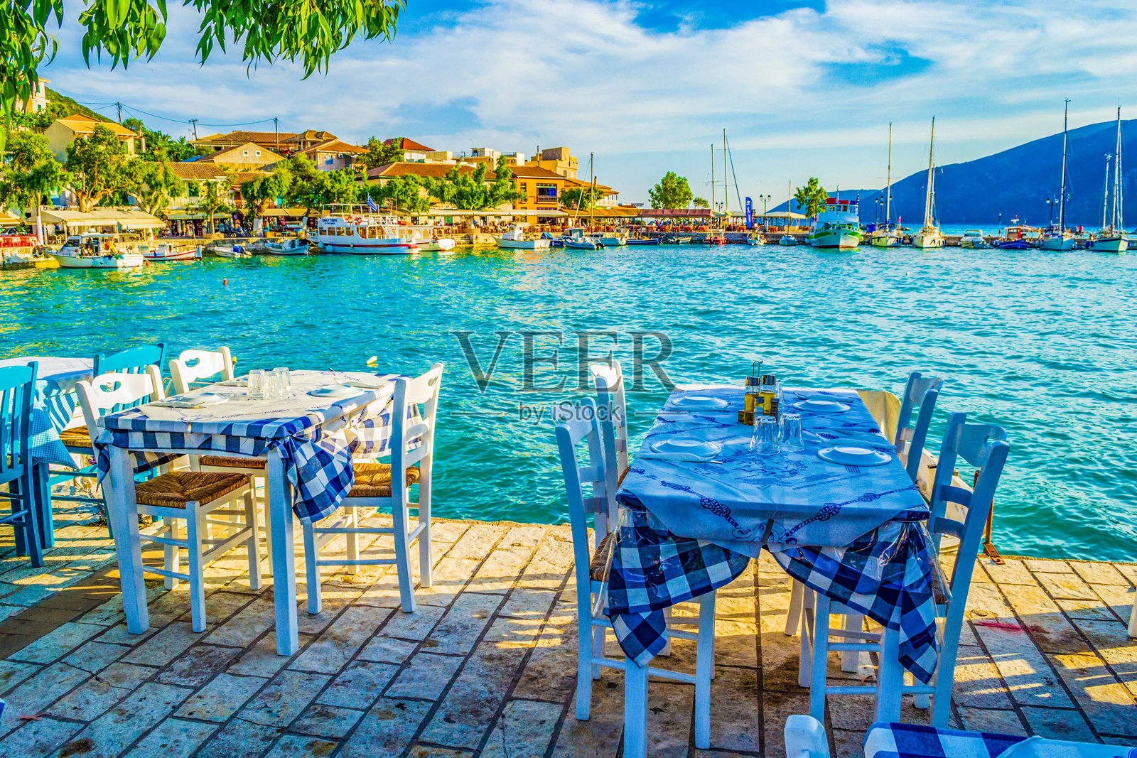 地中海美食餐厅桌椅 希腊瓦西里基照片摄影图片