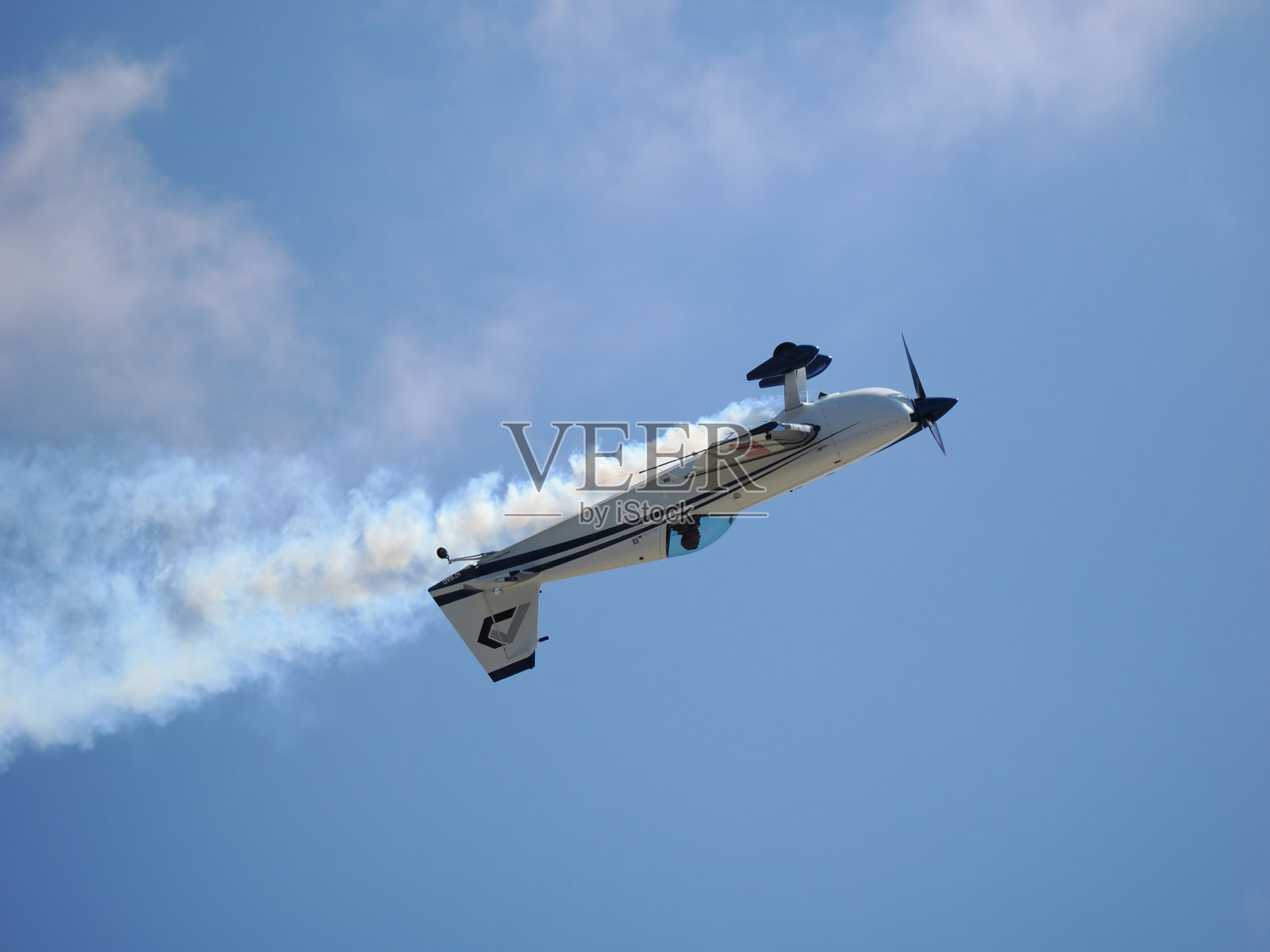 喷烟表演单翼飞机飞过照片摄影图片