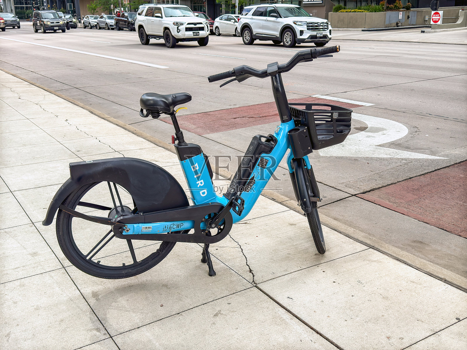 丹佛人行道上的Bird共享单车电动车照片摄影图片
