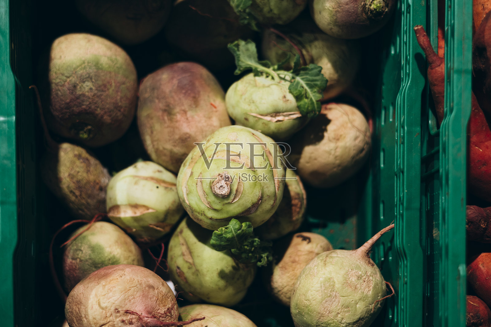 新鲜的苤蓝卷心菜盒装俯视特写，待售照片摄影图片