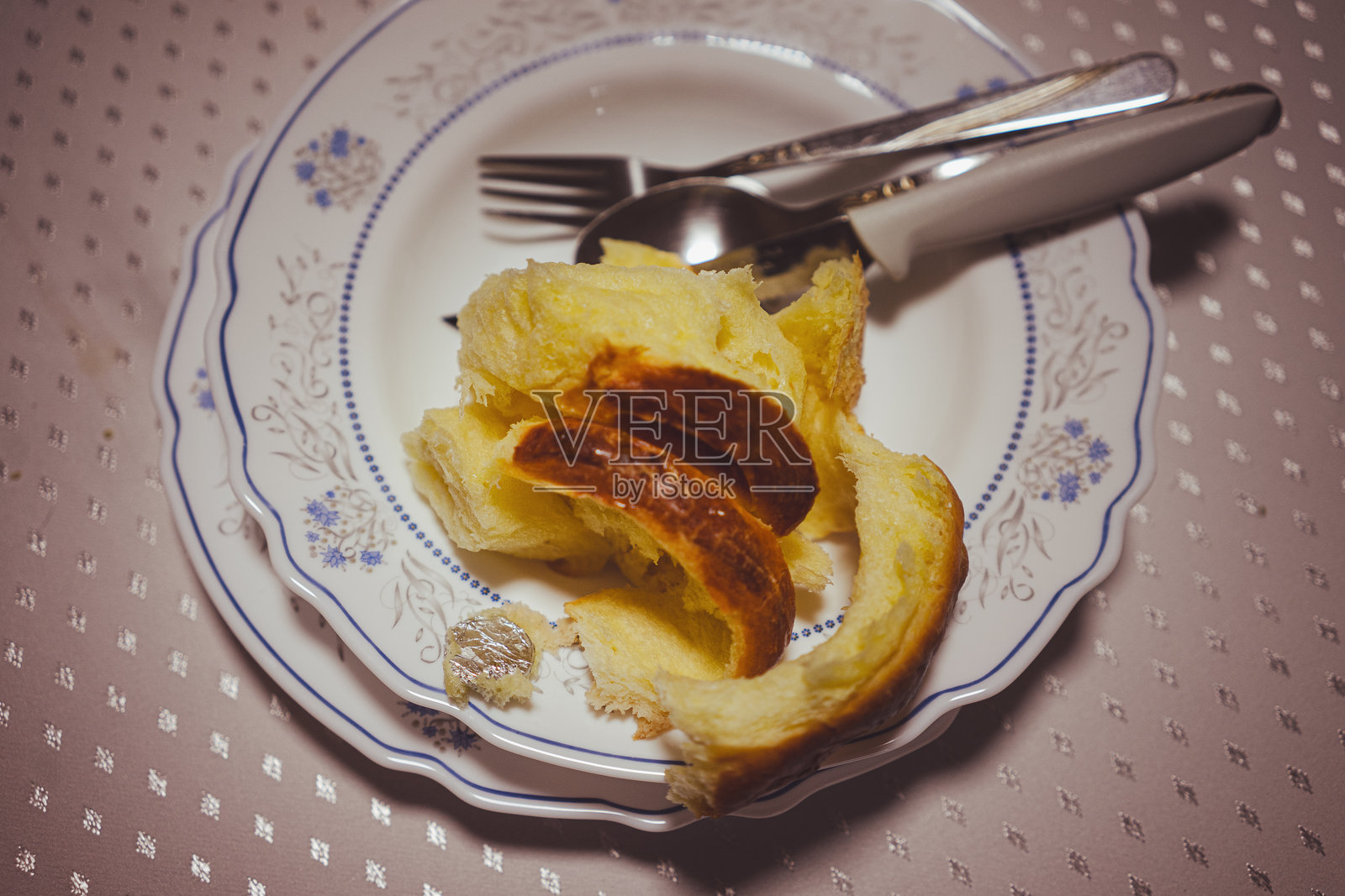 盘子里放着圣诞面包，铝箔里藏着一枚硬币照片摄影图片