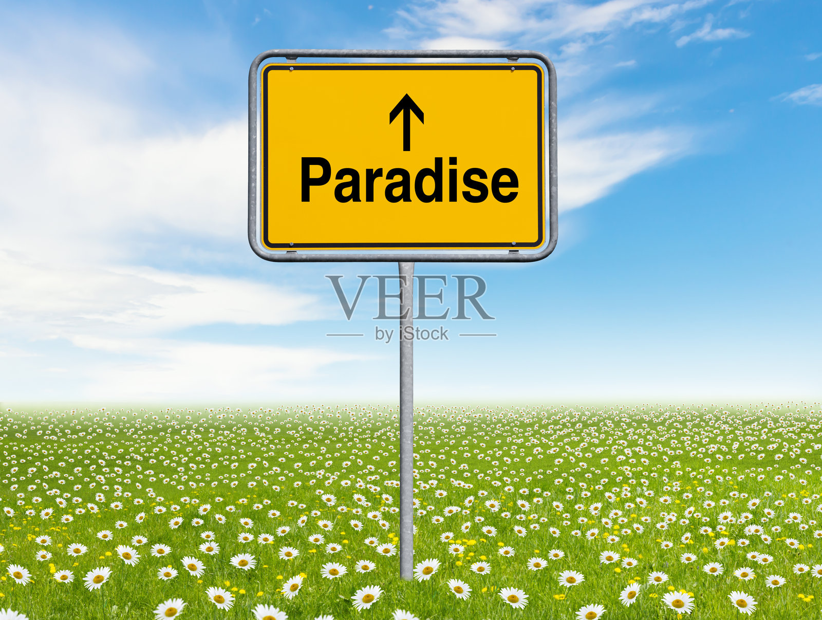 在抽象的花卉草甸前放置一块刻有“天堂”字样的标志照片摄影图片