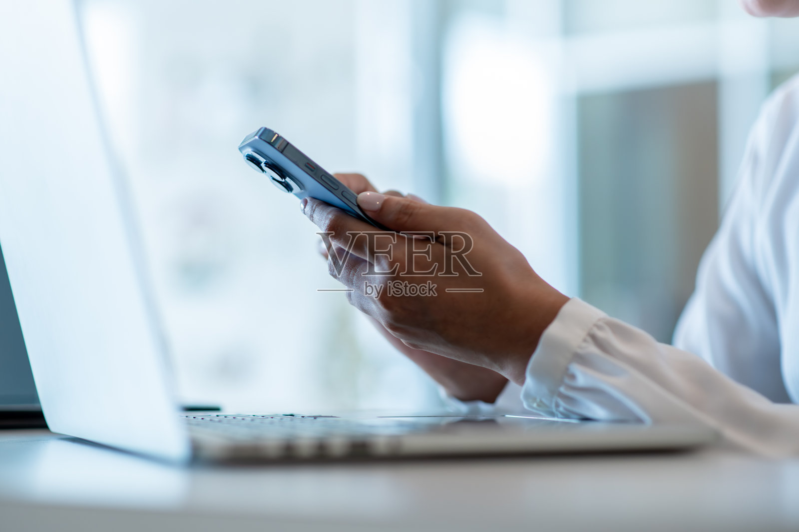 女商人在使用智能手机的手照片摄影图片