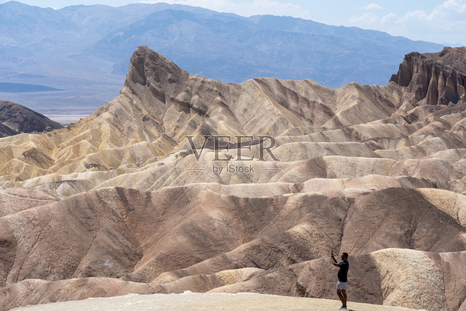 一名游客在美国加利福尼亚州死亡谷国家公园的扎布里斯基角拍照。照片摄影图片