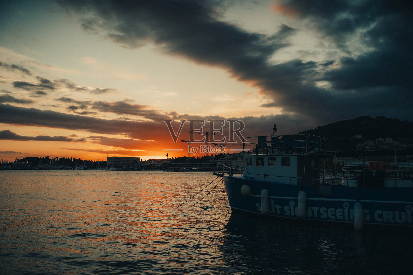 克罗地亚斯普利特港口的日落照片摄影图片