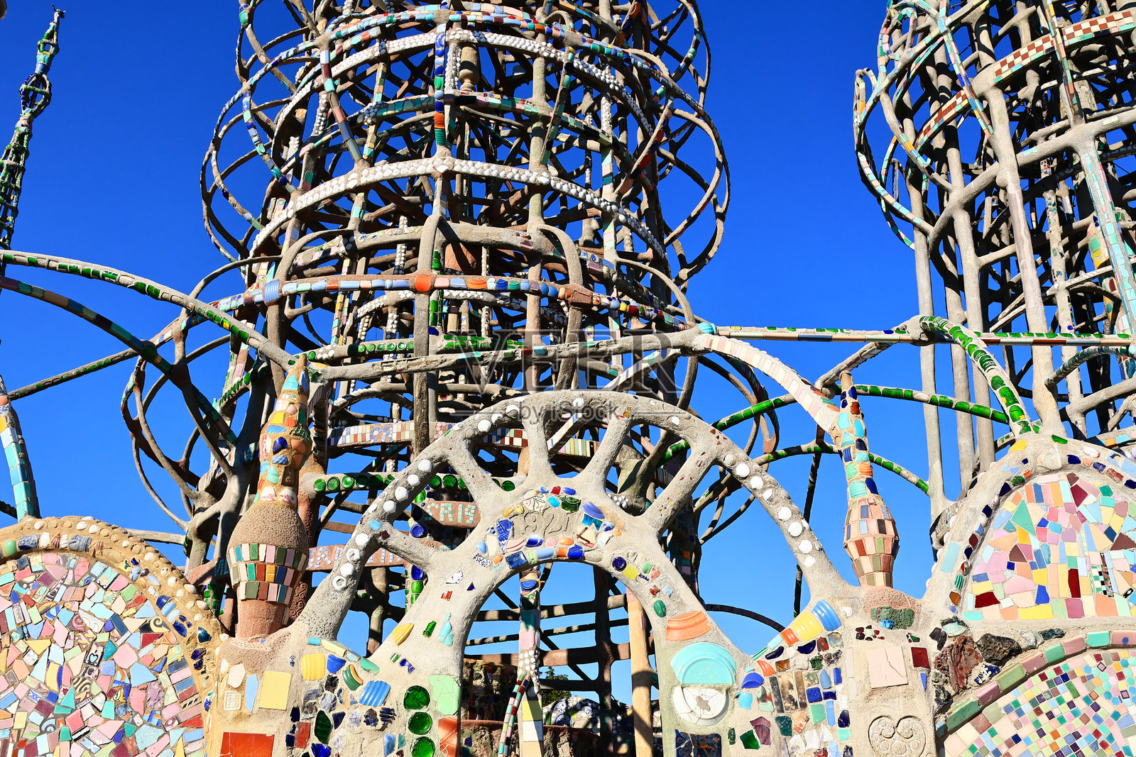 洛杉矶，加利福尼亚州 – 2025年12月6日：西蒙·罗迪亚的沃茨塔（Simon Rodia's Watts Towers）的细节，建筑结构，位于西蒙·罗迪亚州立历史公园照片摄影图片