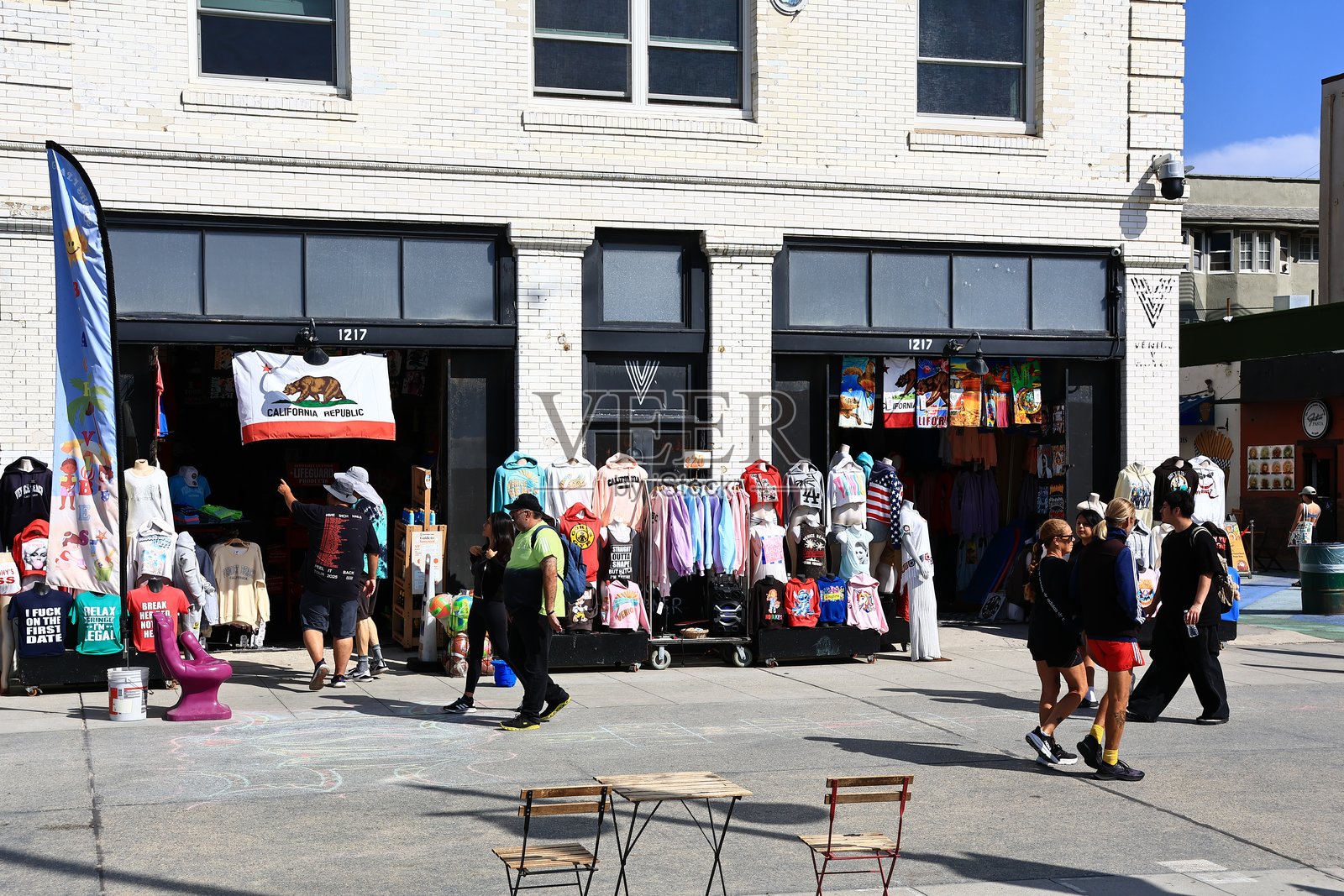 加利福尼亚州洛杉矶威尼斯 – 2025年10月31日:威尼斯海滩木板路,太平洋海岸标志性的海滨长廊照片摄影图片