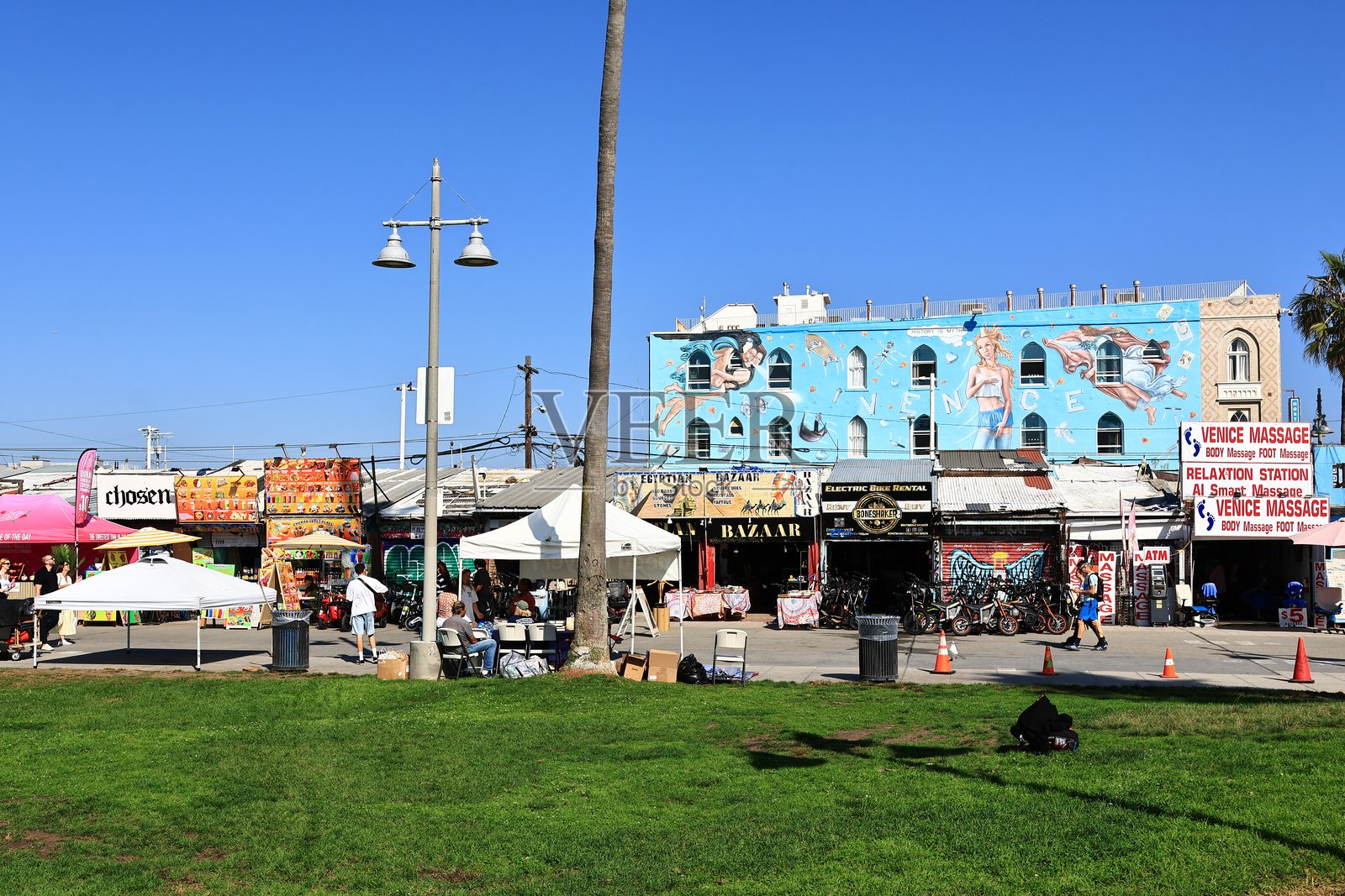 加利福尼亚州洛杉矶威尼斯——2025年10月31日：威尼斯海滩木板步道，太平洋沿岸标志性的海滨长廊照片摄影图片