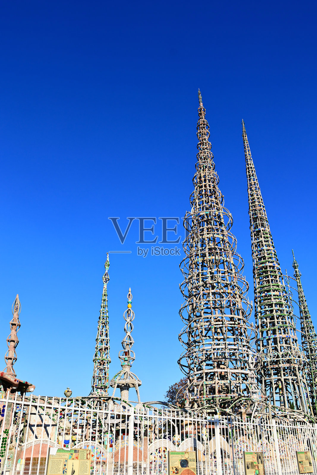 洛杉矶，加利福尼亚州 – 2025年12月6日：西蒙·罗迪亚的沃兹塔（Watts Towers），建筑结构，位于西蒙·罗迪亚州立历史公园照片摄影图片