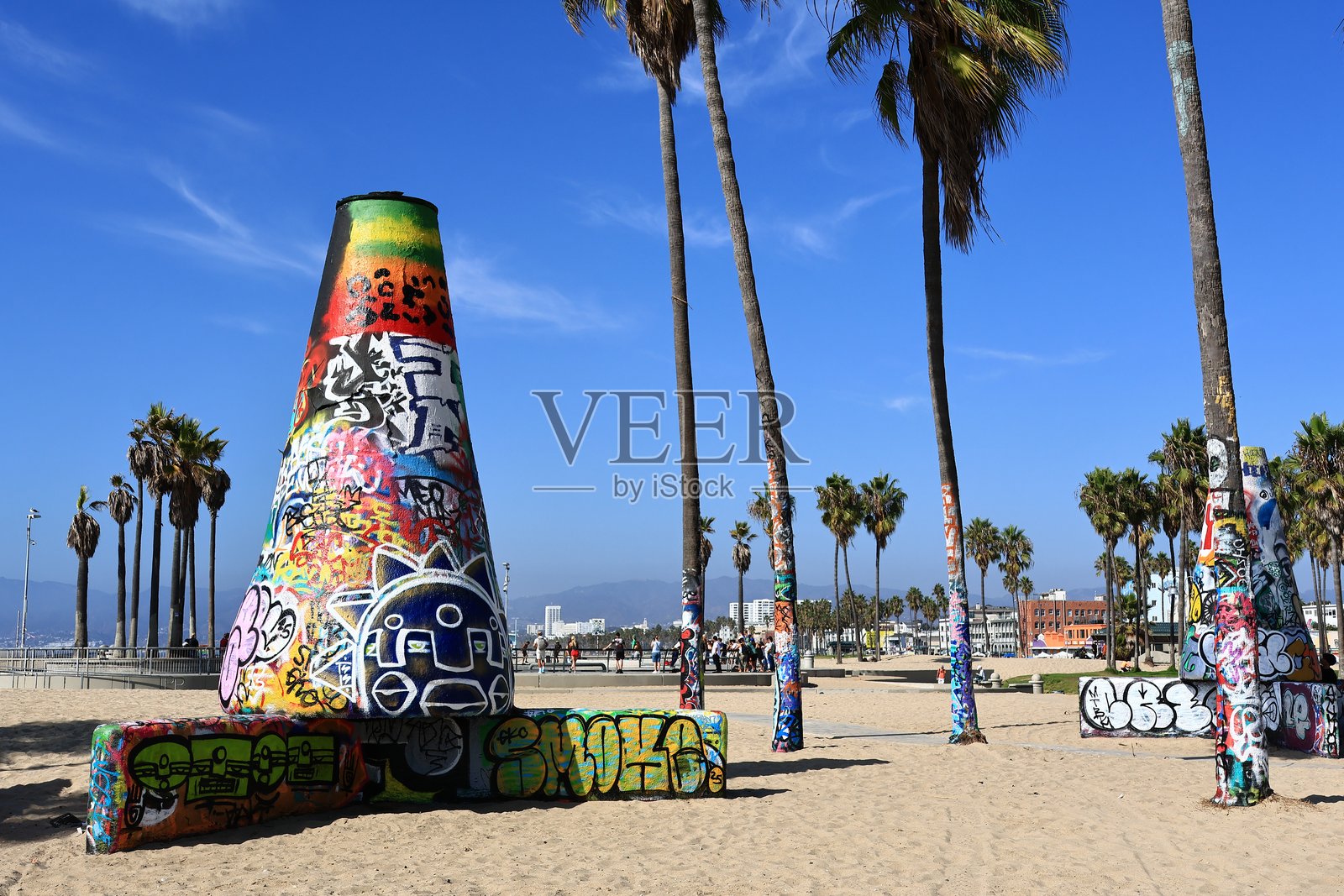 2025年10月31日,加利福尼亚州威尼斯:威尼斯艺术墙,威尼斯海滩标志性的涂鸦和街头艺术区照片摄影图片