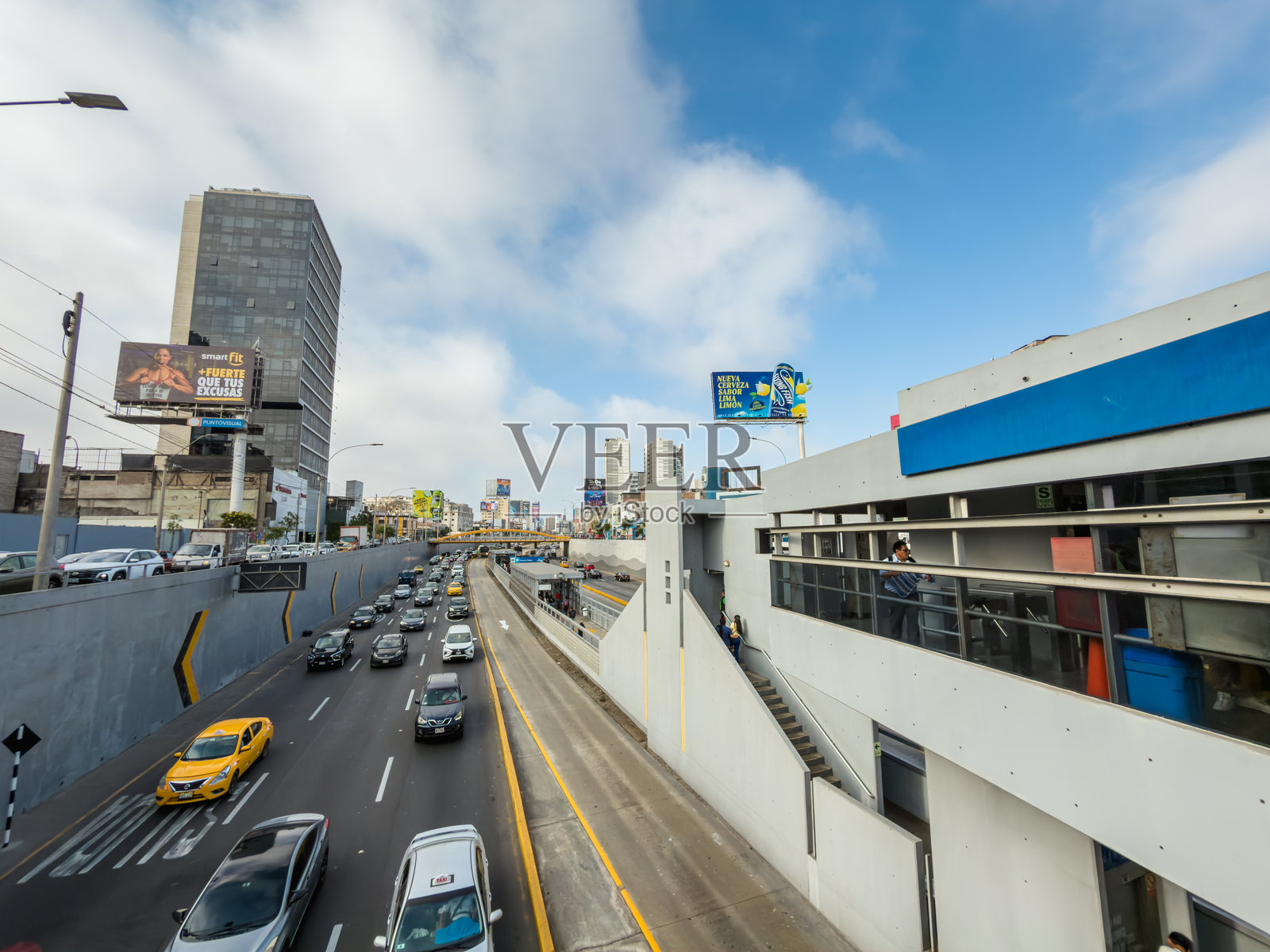 贝纳维德斯大都会快速公交车站，位于米拉弗洛雷斯维亚埃克斯普雷萨大道 - 利马照片摄影图片