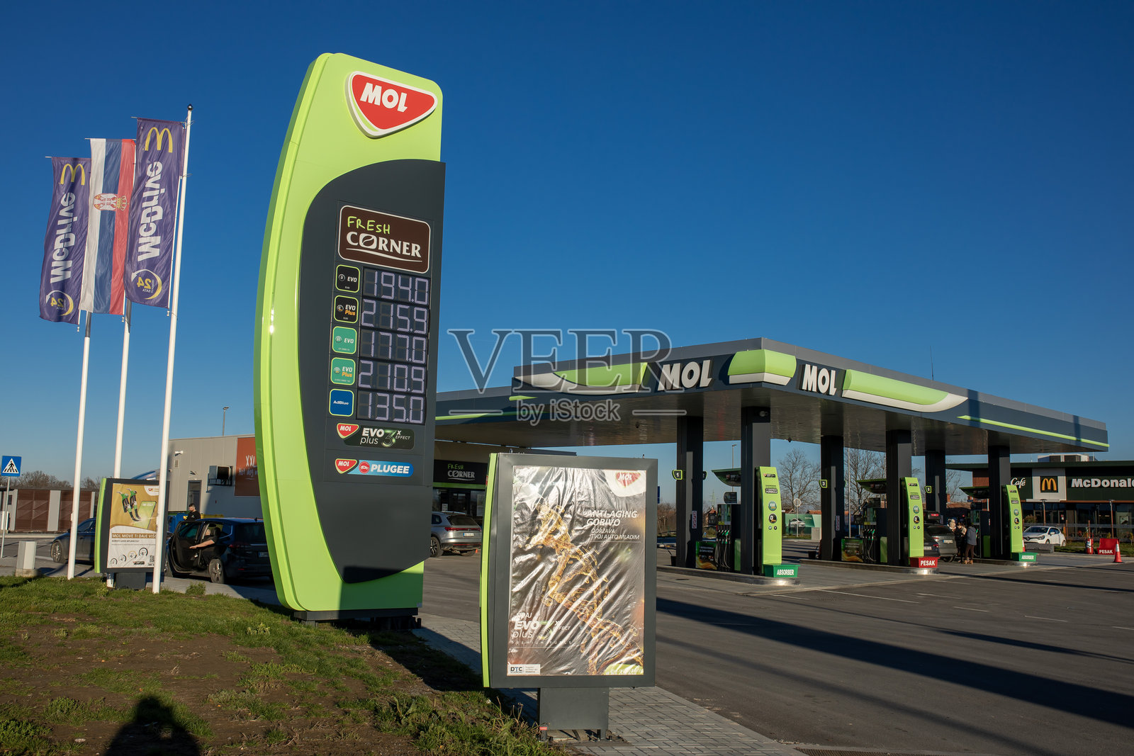 塞尔维亚乌布附近米洛什大帝高速公路上的MOL加油站照片摄影图片