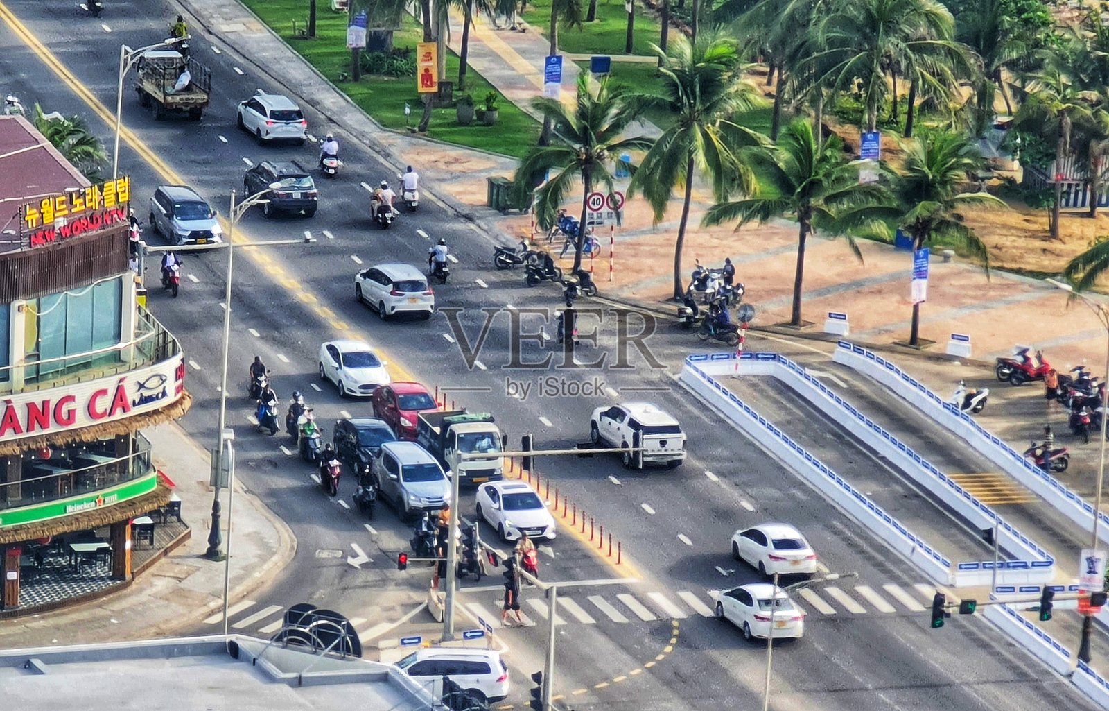 2025年5月12日，越南岘港，车水马龙的十字路口，汽车和摩托车穿梭其中照片摄影图片