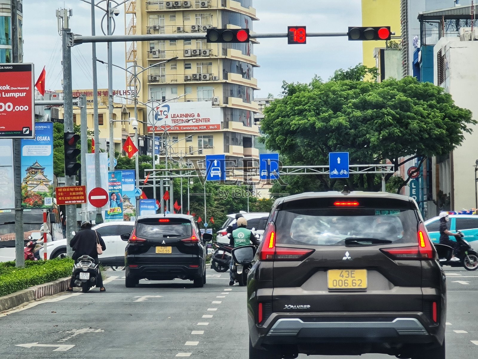 2025年5月12日，越南岘港。城市交通，一辆棕色汽车在红灯前停下照片摄影图片