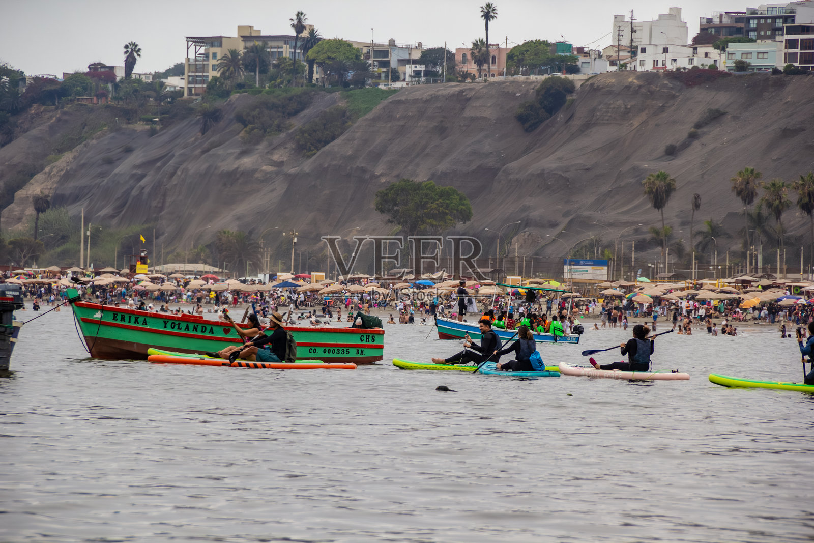 在利马乔里略斯区阿瓜杜尔塞海滩玩桨板冲浪照片摄影图片