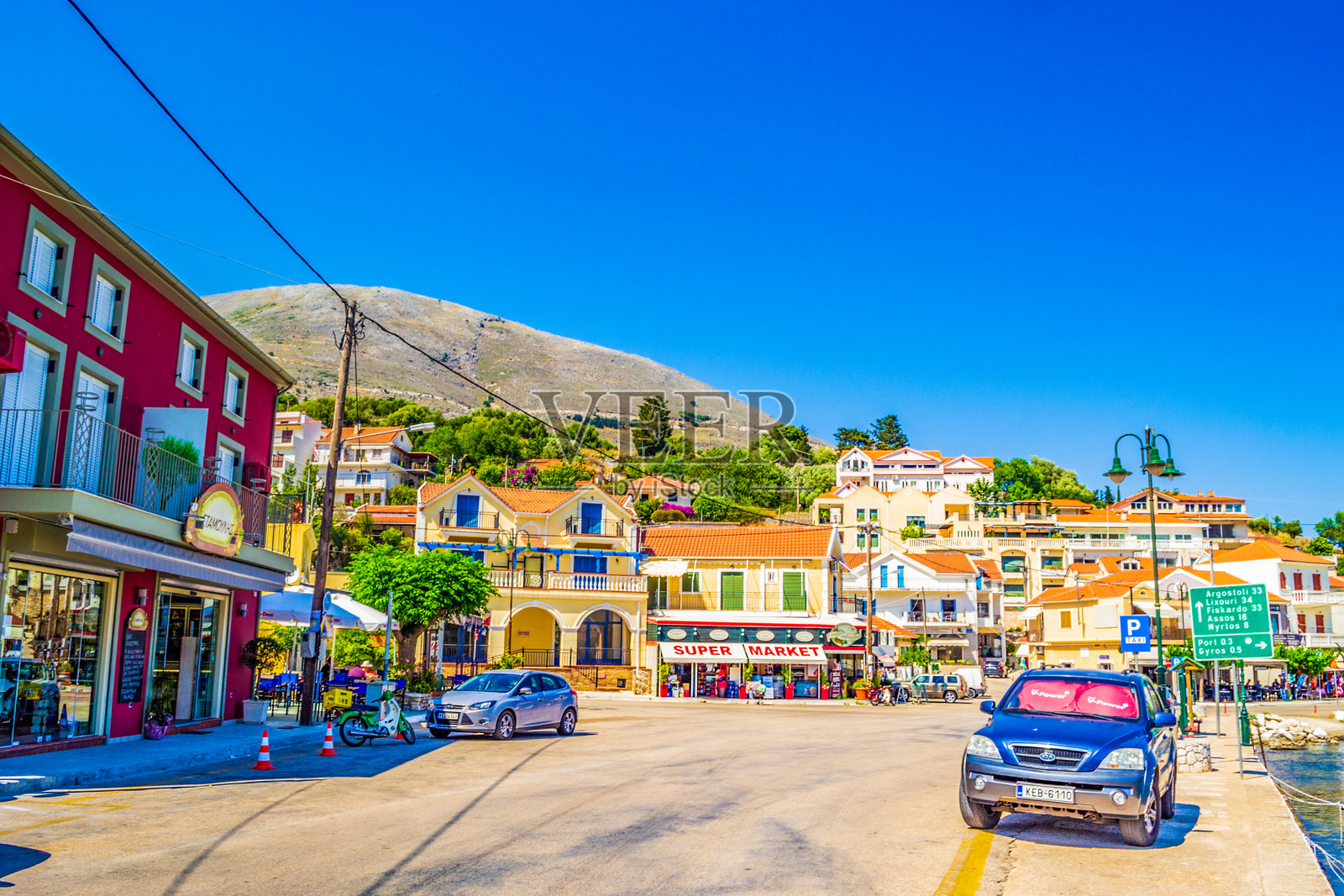 希腊阿吉亚埃菲米亚村的海滨街道照片摄影图片