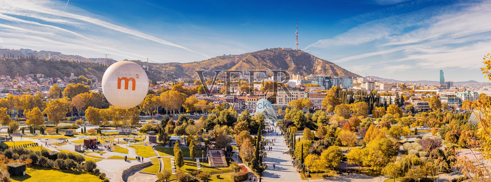 里科公园的全景，金色的秋季树木构成充满活力的城市景观照片摄影图片