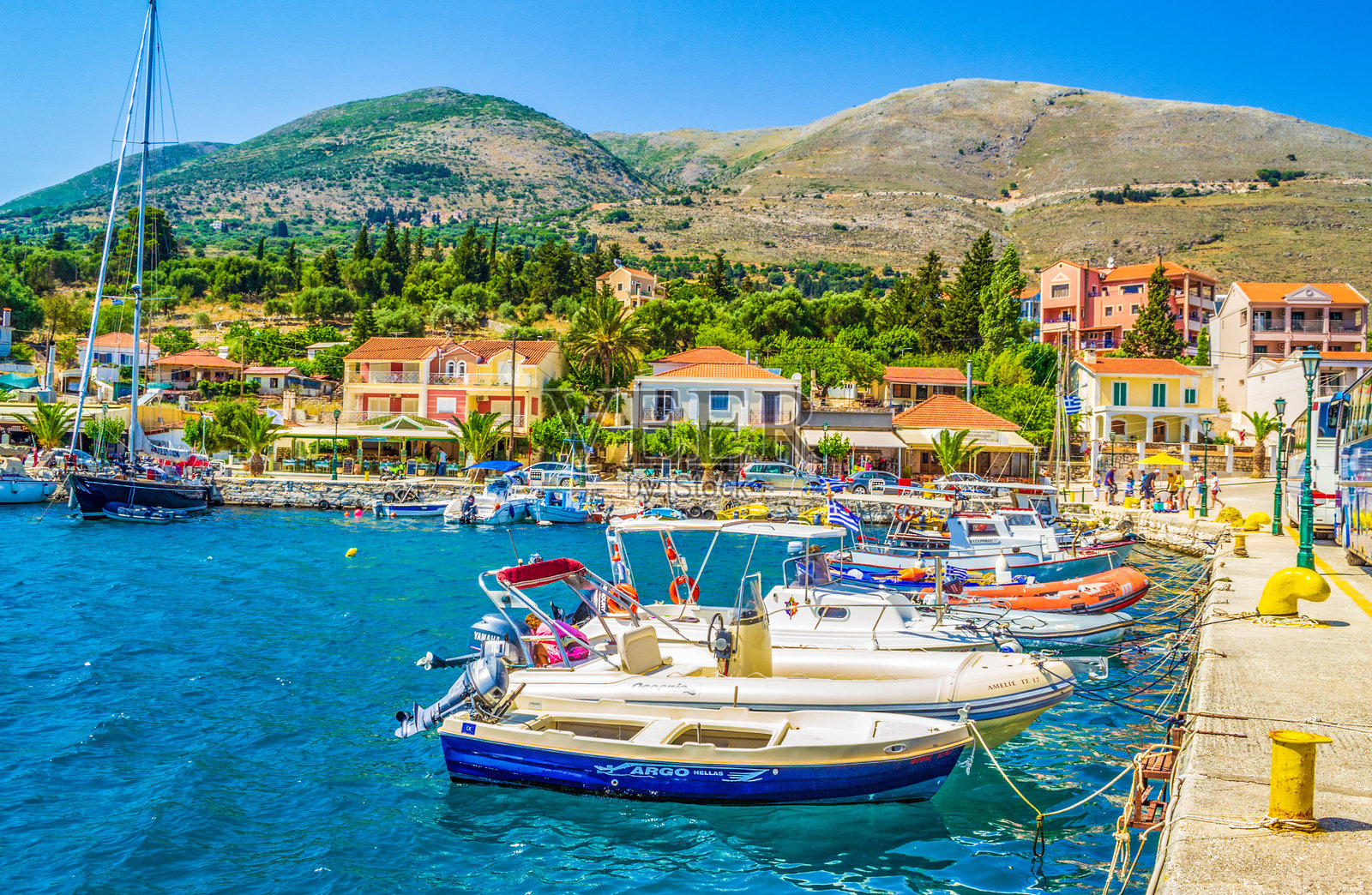 希腊阿吉亚艾菲米亚海滨和码头的景色照片摄影图片