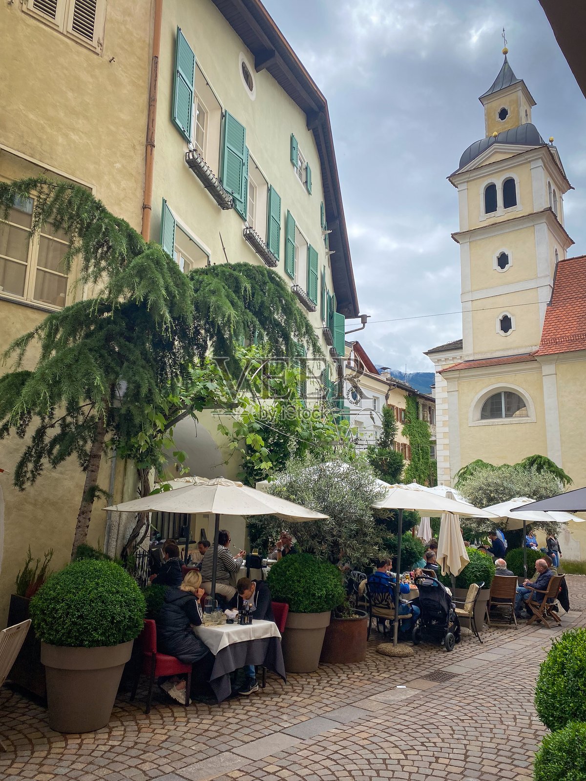 意大利布列瑟农（Brixen）老城及路德教会钟楼照片摄影图片