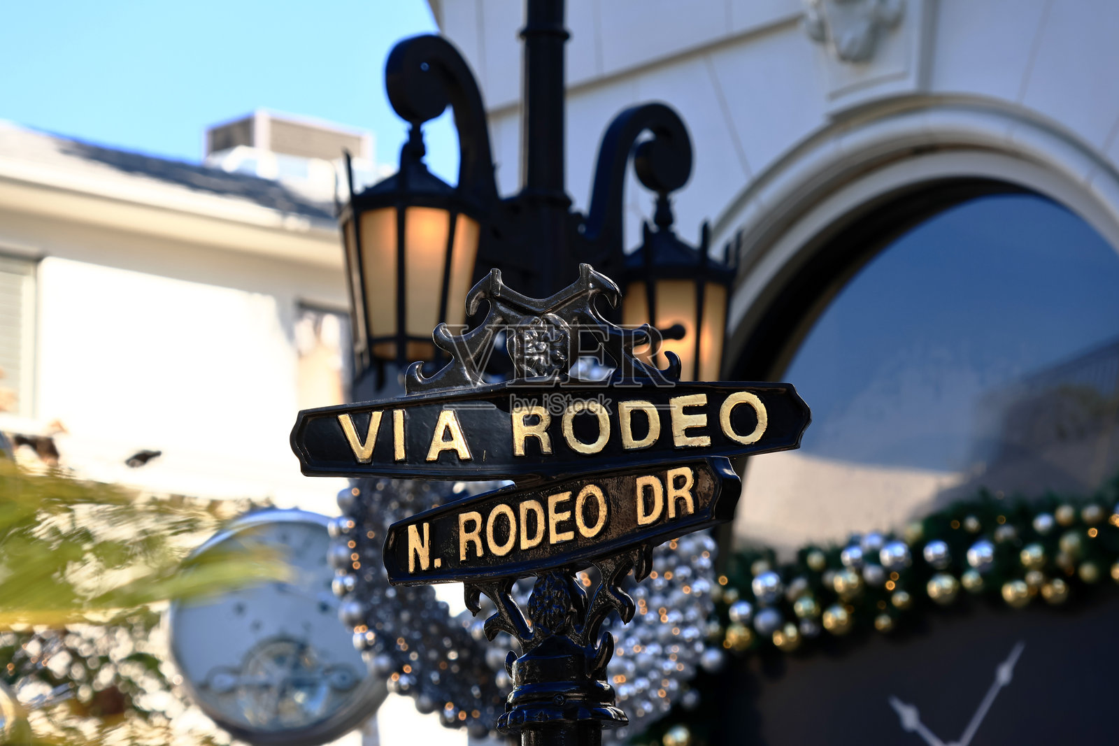 加利福尼亚州比佛利山：比佛利山北罗迪欧大道上的Via Rodeo - N. Rodeo Dr 标志照片摄影图片
