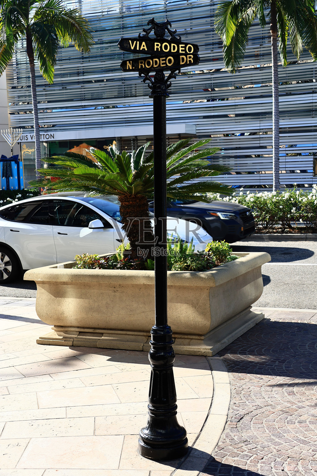 加利福尼亚州比佛利山庄：罗迪欧大道北段 (Via Rodeo - N. Rodeo Dr) 标识照片摄影图片