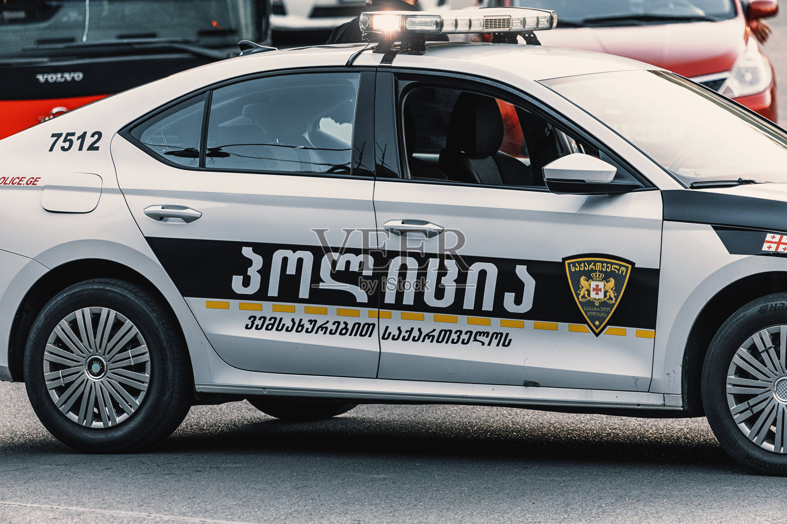 停在城市街道上的佐治亚警车,闪烁着蓝色的警灯照片摄影图片