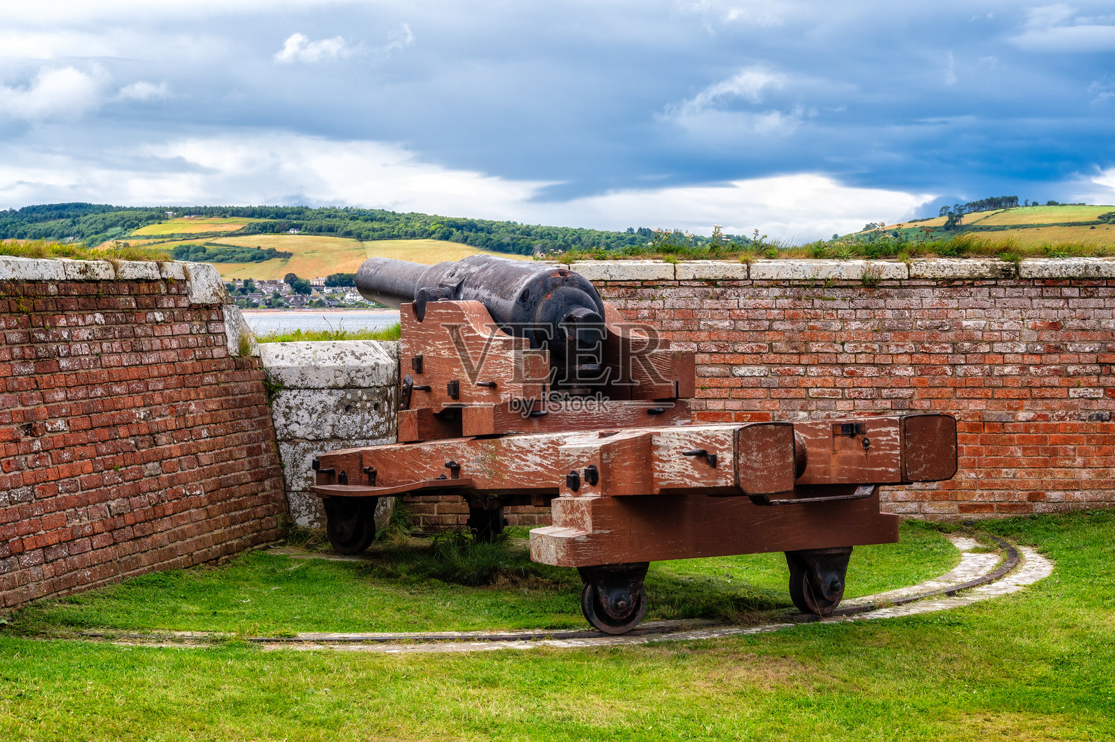 苏格兰因弗内斯附近乔治堡的炮兵阵地上的枪，俯瞰莫瑞湾照片摄影图片