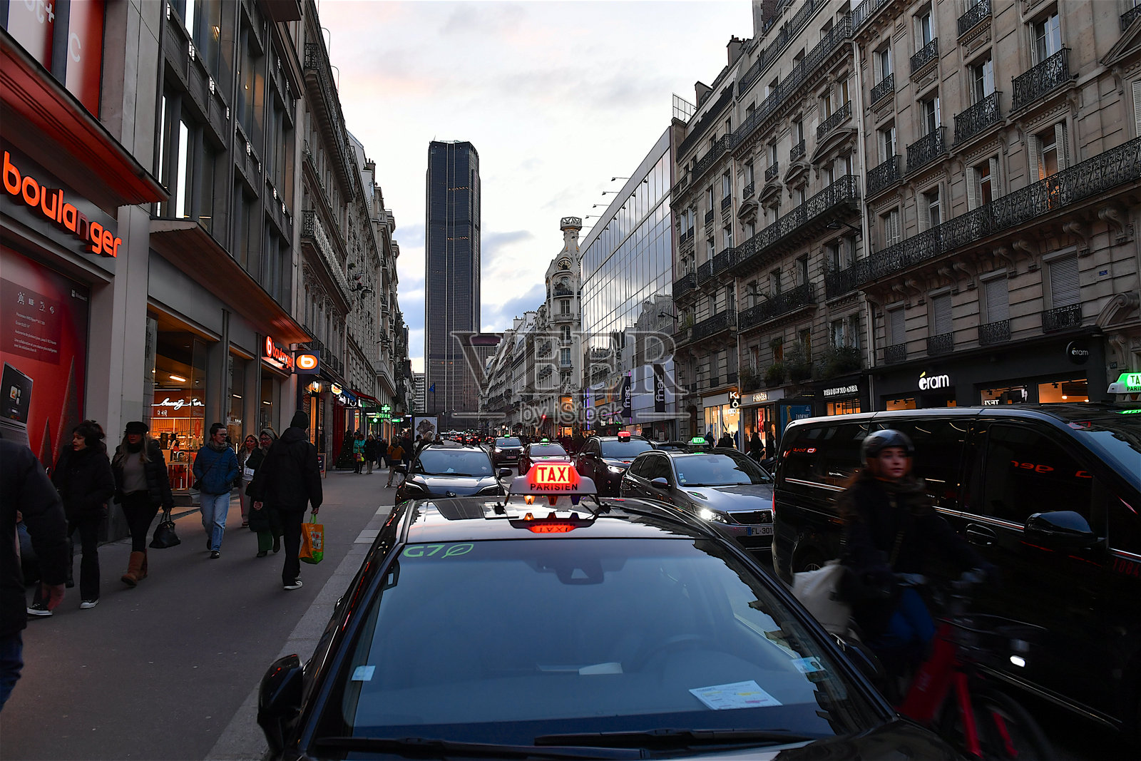 蒙帕纳斯大楼，法国巴黎。照片摄影图片