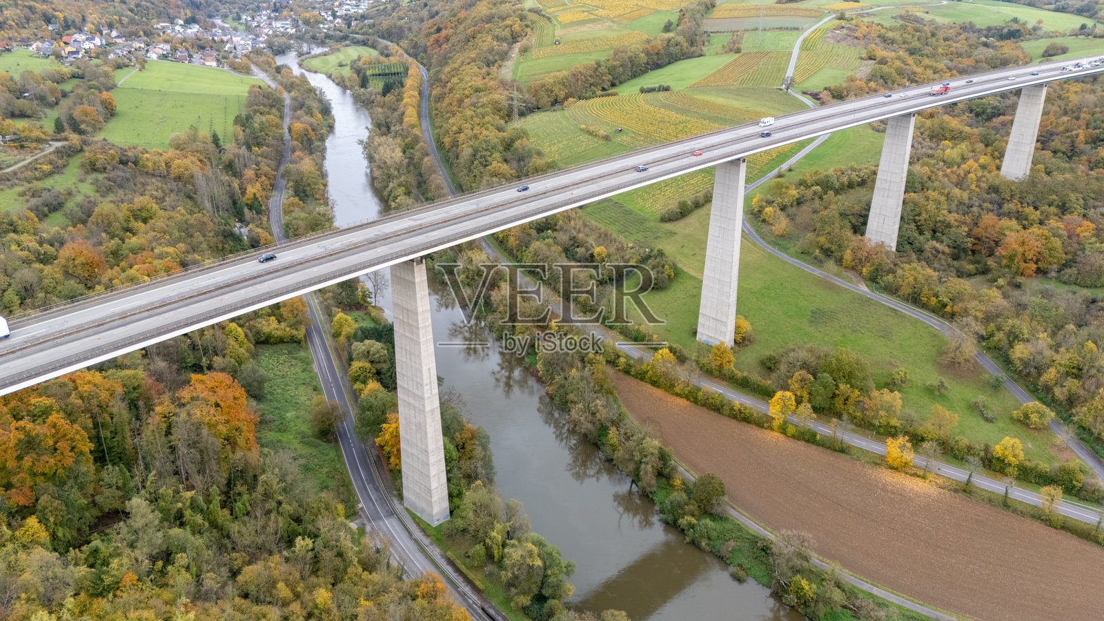 德国与卢森堡边境桥梁的航拍图照片摄影图片
