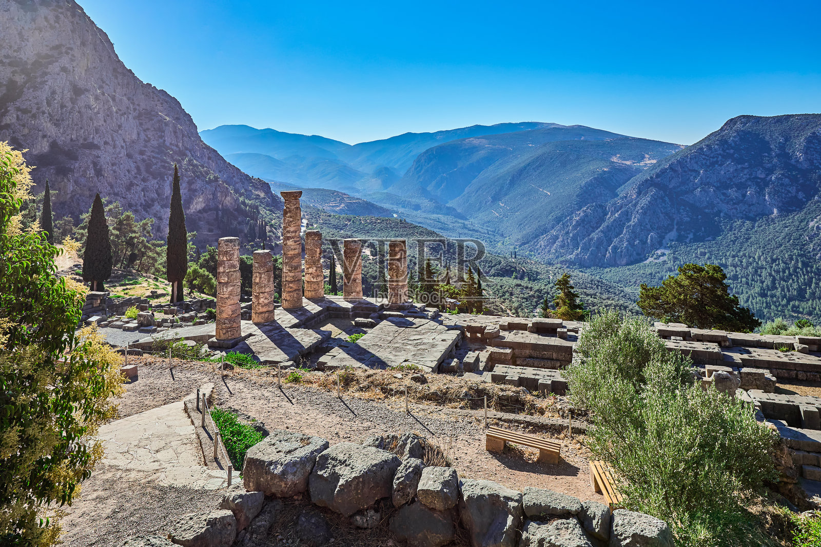 德尔斐阿波罗神庙的柱廊遗址,这座古老的神庙仅剩下几根柱子,建于公元前4世纪,坐落在一座更古老神庙的遗址之上。地点:德尔斐,中希腊,希腊,欧洲照片摄影图片