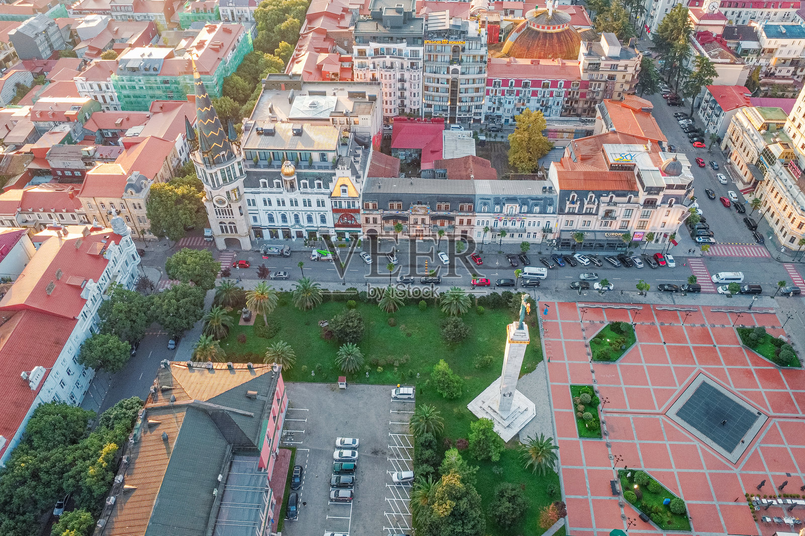 欧洲广场，展示着美狄亚雕像和周围的历史建筑，捕捉了充满活力的城市景观照片摄影图片