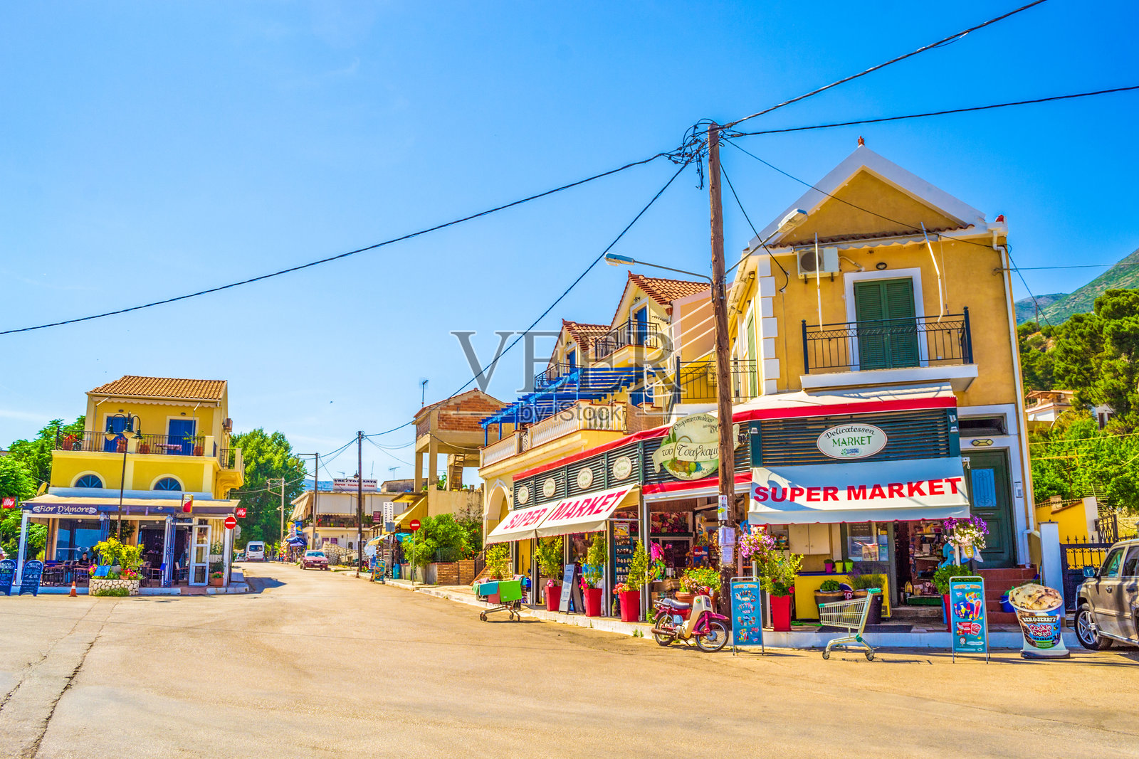 希腊阿吉亚艾菲米亚村的海滨街道照片摄影图片