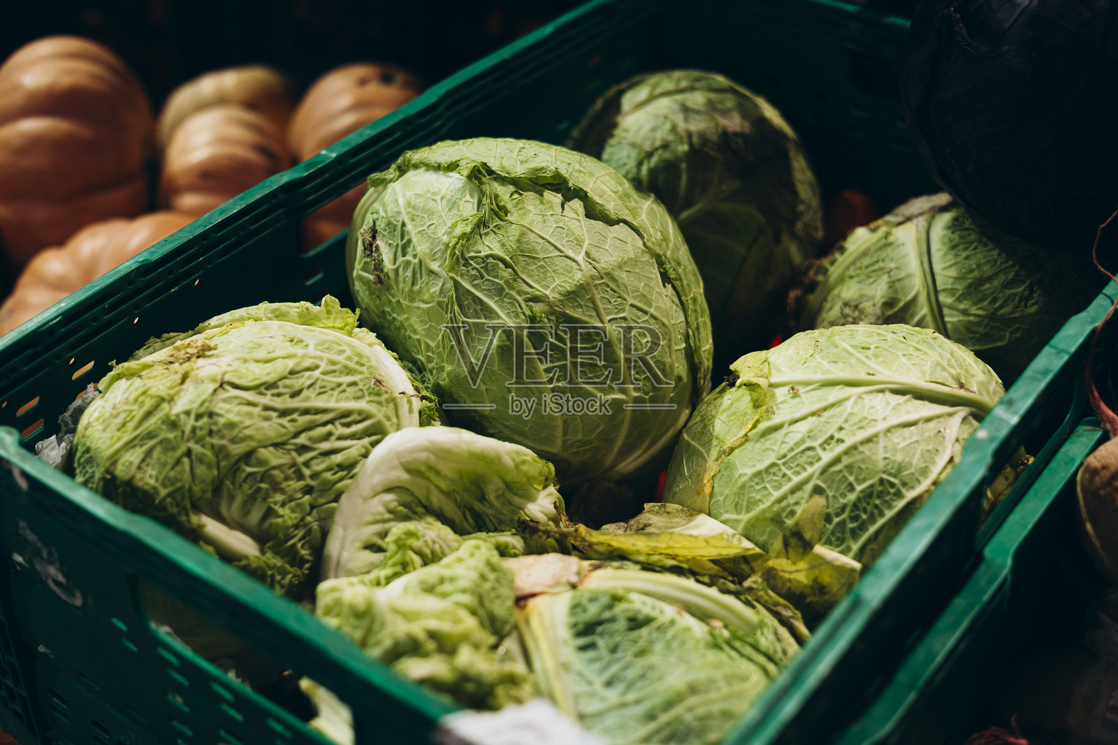 超市里装满新鲜白菜的箱子特写照片摄影图片